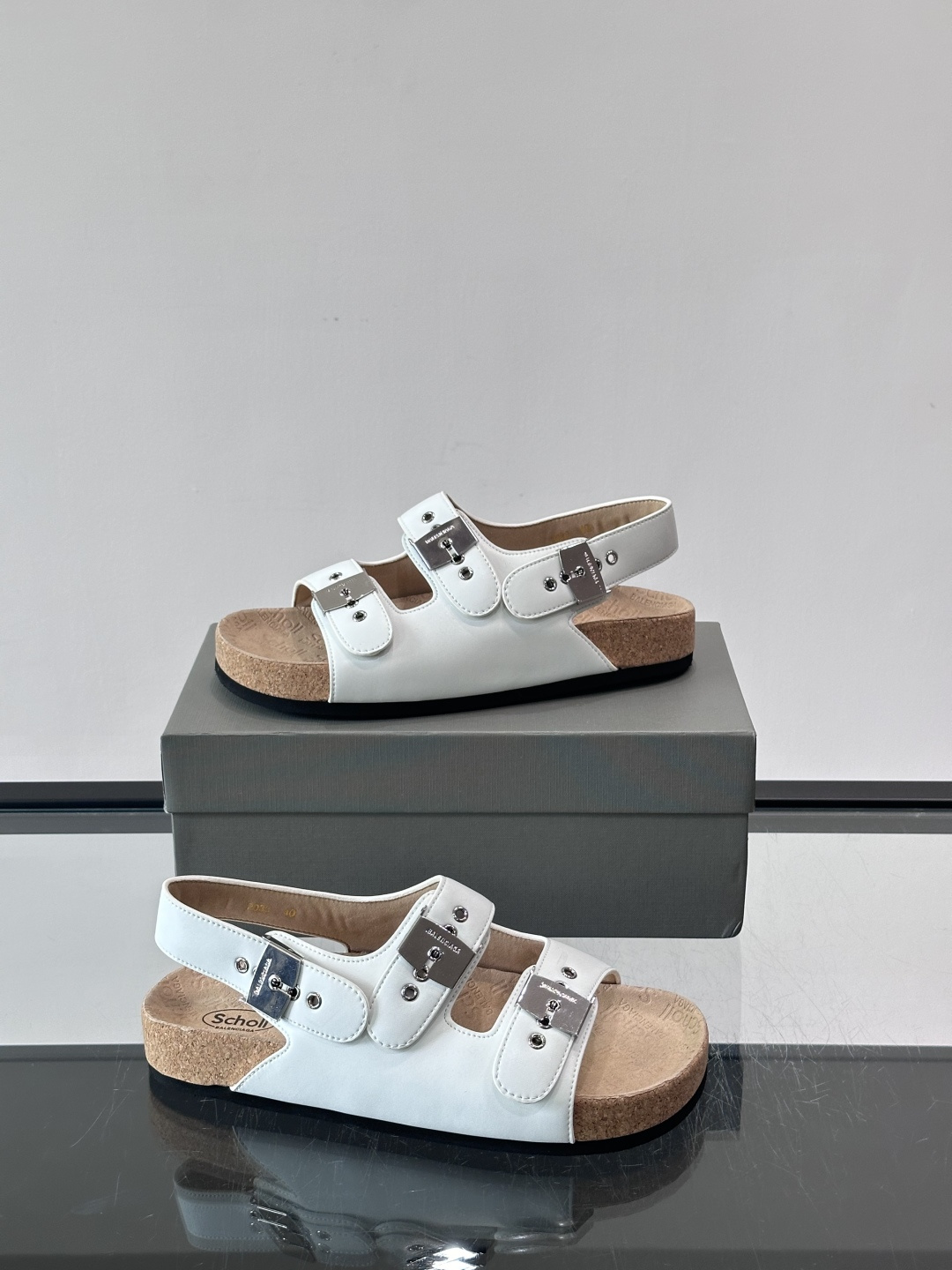 balenciaga&Birkenstock Boston联名款凉鞋🩴拖鞋，标志性双绑带+金属扣设计，牛