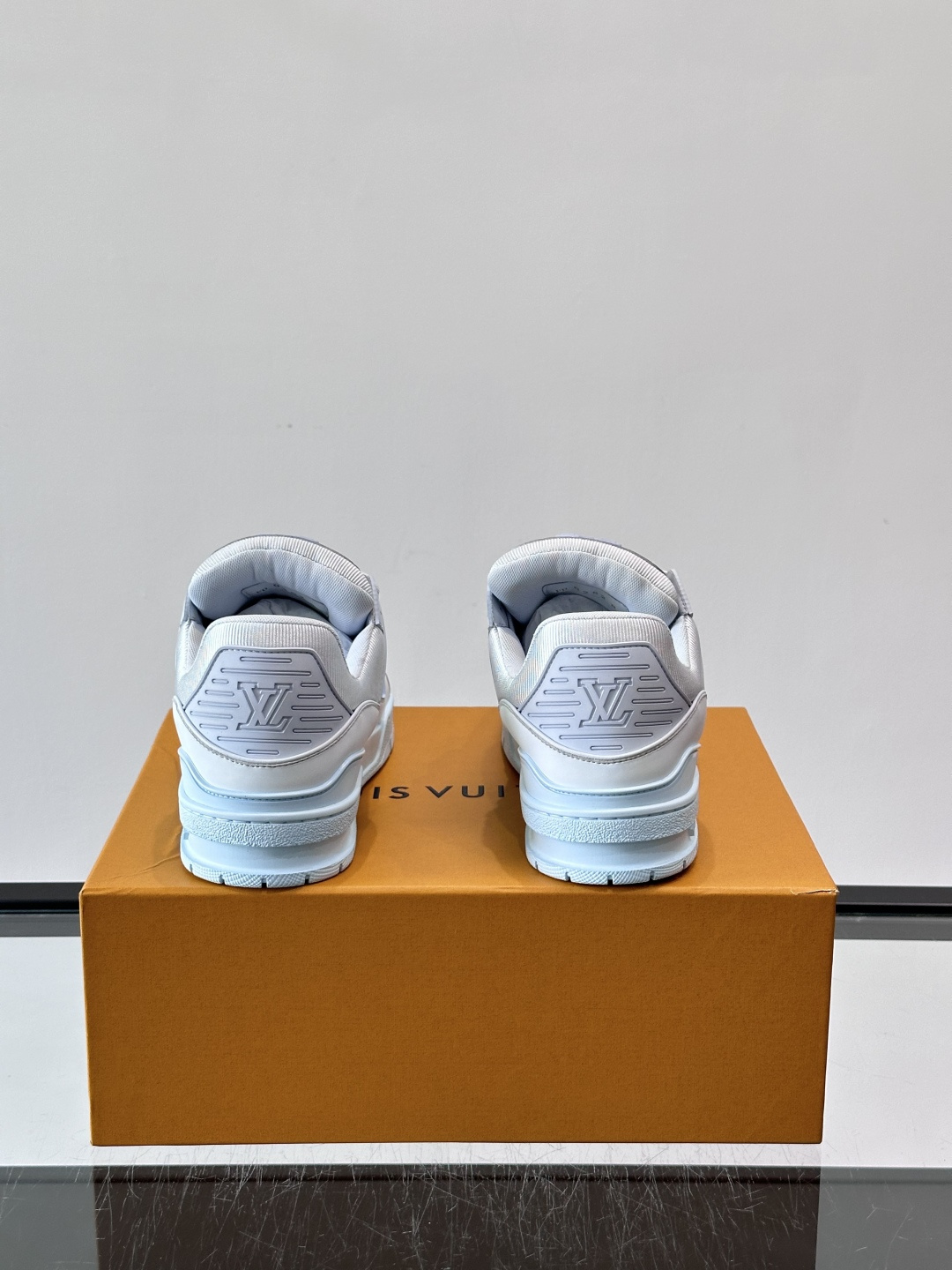 L. v TRAINER 水洗渐变运动鞋 重工打造特别版 采用水染小牛皮水洗工艺，精致单品，后部 #54