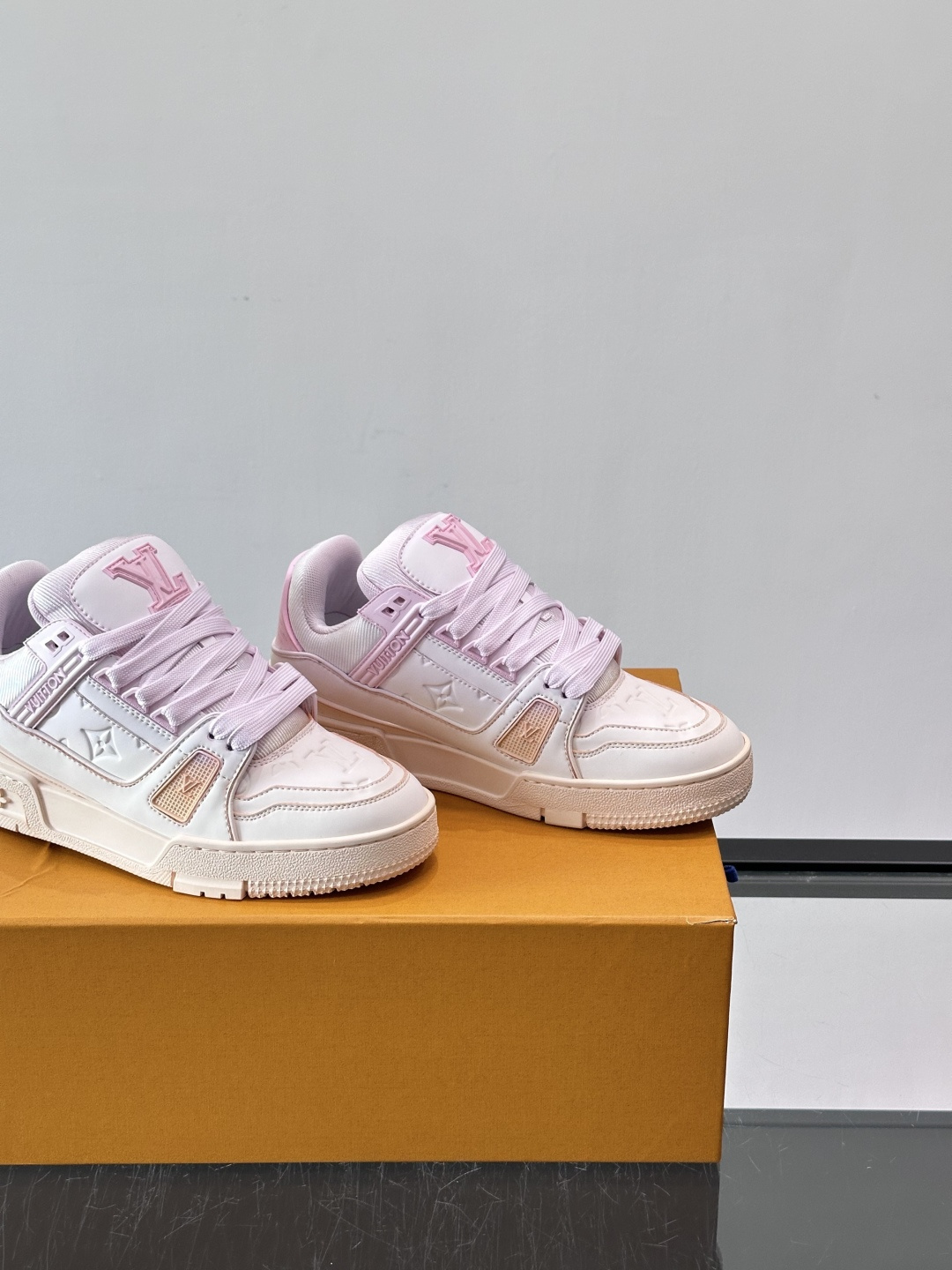 L. v TRAINER 水洗渐变运动鞋 重工打造特别版 采用水染小牛皮水洗工艺，精致单品，后部 #54