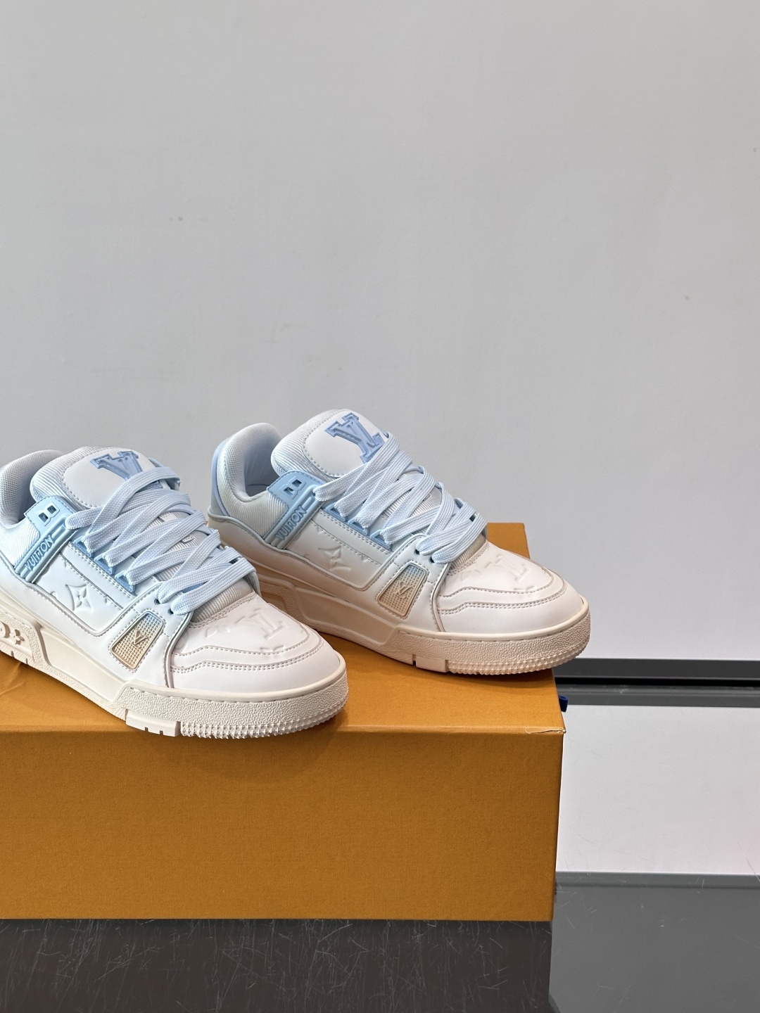 L. v TRAINER 水洗渐变运动鞋 重工打造特别版 采用水染小牛皮水洗工艺，精致单品，后部 #54