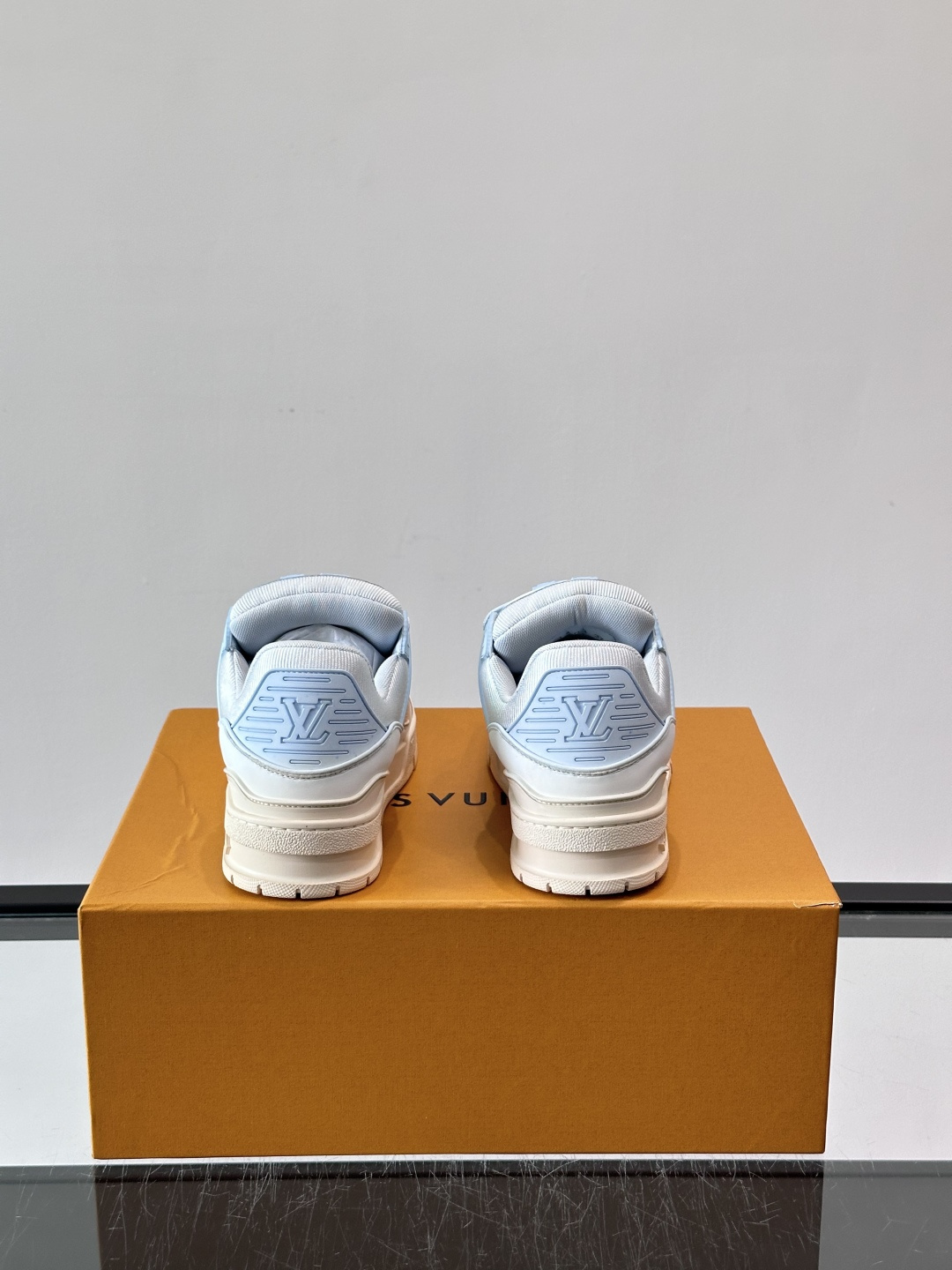 L. v TRAINER 水洗渐变运动鞋 重工打造特别版 采用水染小牛皮水洗工艺，精致单品，后部 #54