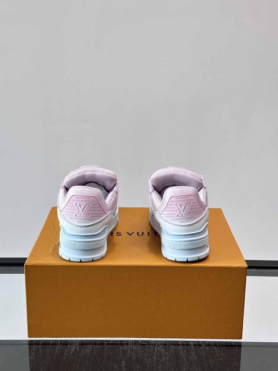 L. v TRAINER 水洗渐变运动鞋 重工打造特别版 采用水染小牛皮水洗工艺，精致单品，后部 #54