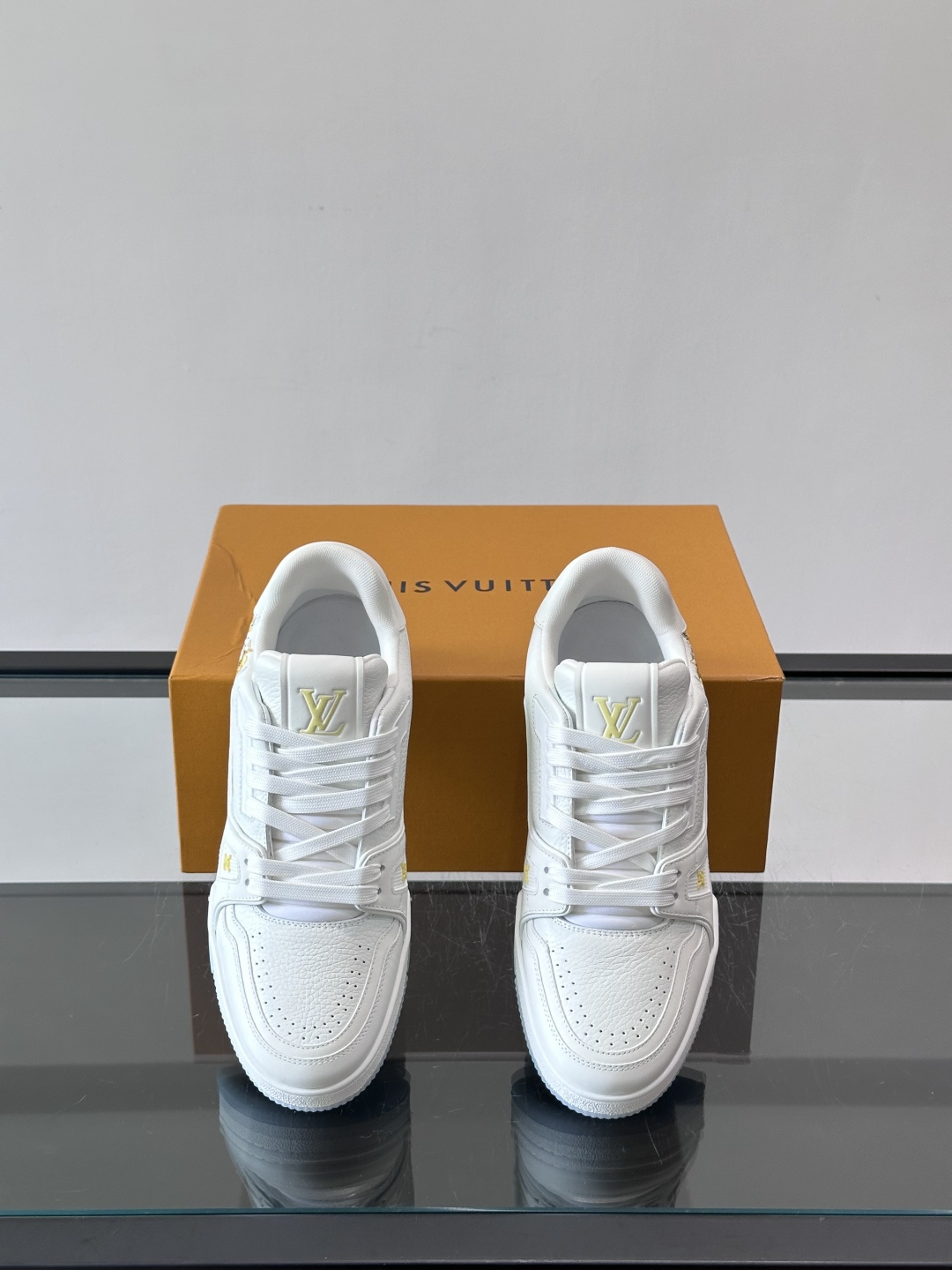 驴家 新配色 trainer运动鞋，本款 LV Trainer 运动鞋取材柔软粒面小牛皮，呈现纯净色调，