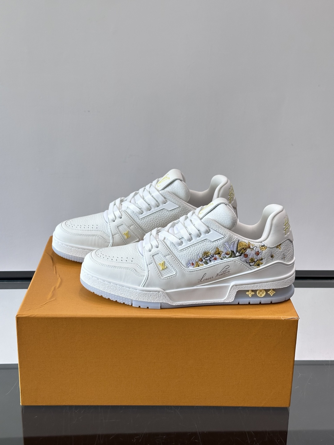 驴家 新配色 trainer运动鞋，本款 LV Trainer 运动鞋取材柔软粒面小牛皮，呈现纯净色调，