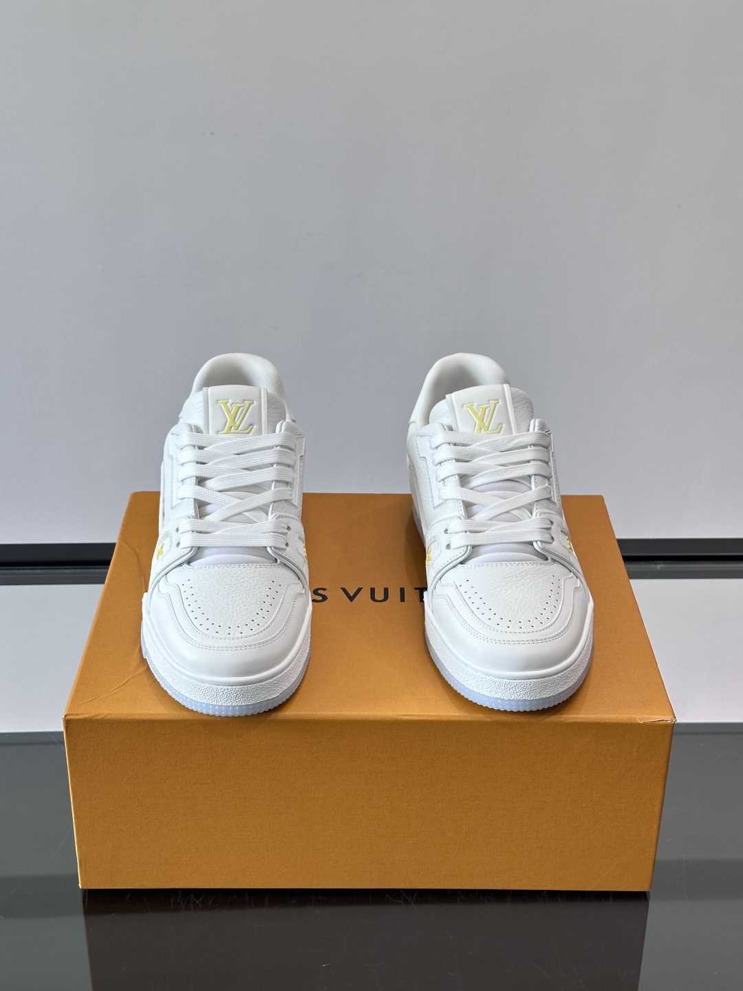 驴家 新配色 trainer运动鞋，本款 LV Trainer 运动鞋取材柔软粒面小牛皮，呈现纯净色调，