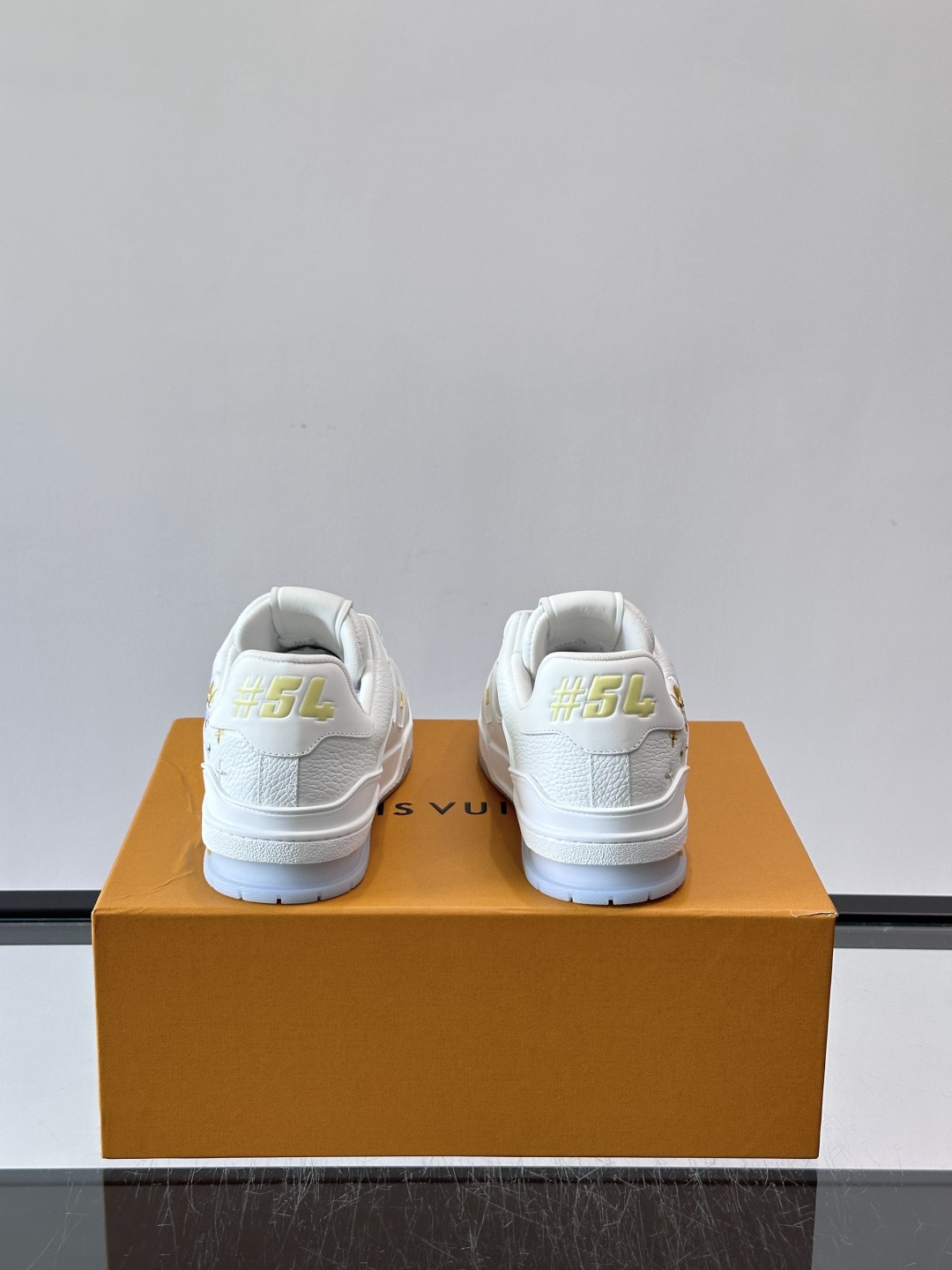 驴家 新配色 trainer运动鞋，本款 LV Trainer 运动鞋取材柔软粒面小牛皮，呈现纯净色调，