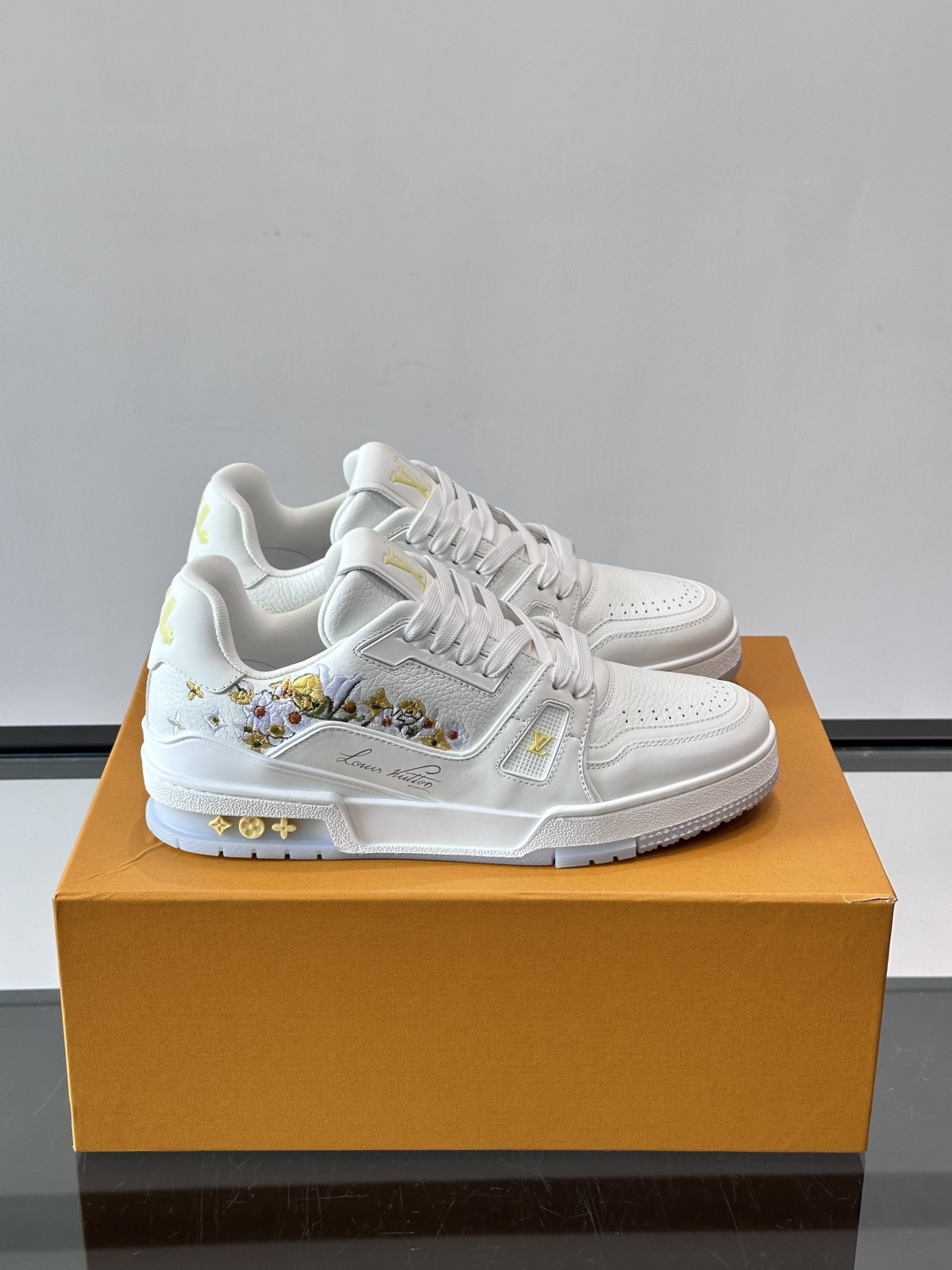 驴家 新配色 trainer运动鞋，本款 LV Trainer 运动鞋取材柔软粒面小牛皮，呈现纯净色调，