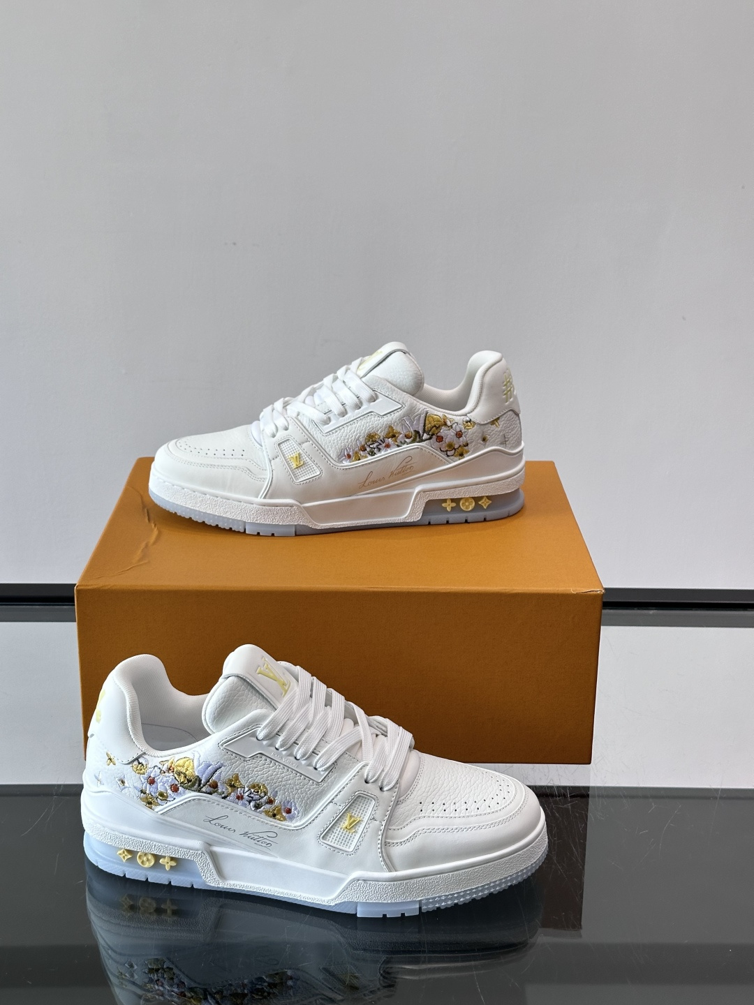 驴家 新配色 trainer运动鞋，本款 LV Trainer 运动鞋取材柔软粒面小牛皮，呈现纯净色调，