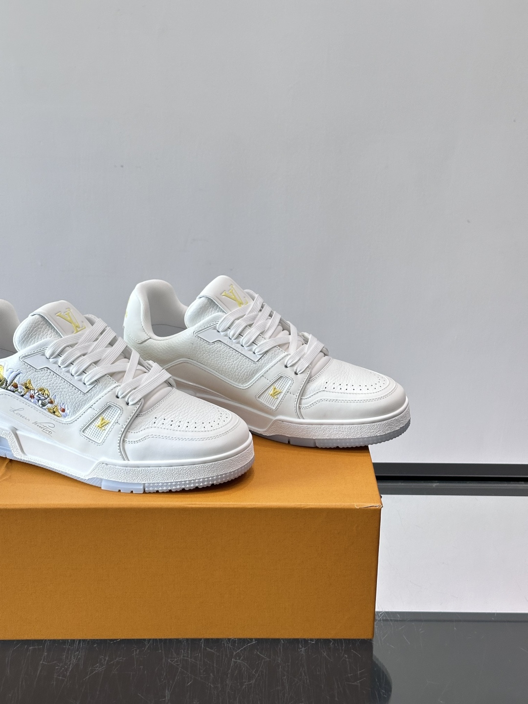 驴家 新配色 trainer运动鞋，本款 LV Trainer 运动鞋取材柔软粒面小牛皮，呈现纯净色调，