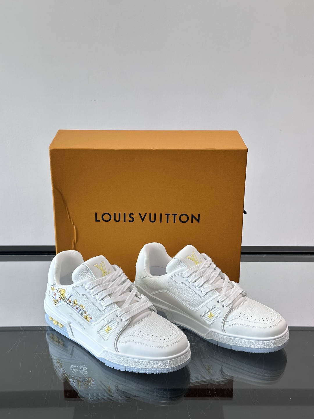 驴家 新配色 trainer运动鞋，本款 LV Trainer 运动鞋取材柔软粒面小牛皮，呈现纯净色调，