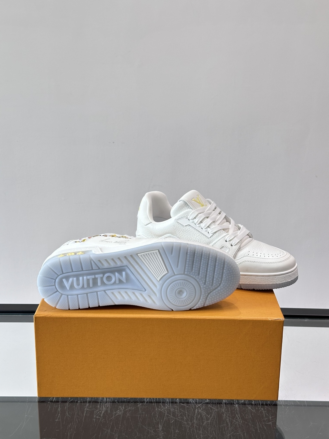 驴家 新配色 trainer运动鞋，本款 LV Trainer 运动鞋取材柔软粒面小牛皮，呈现纯净色调，