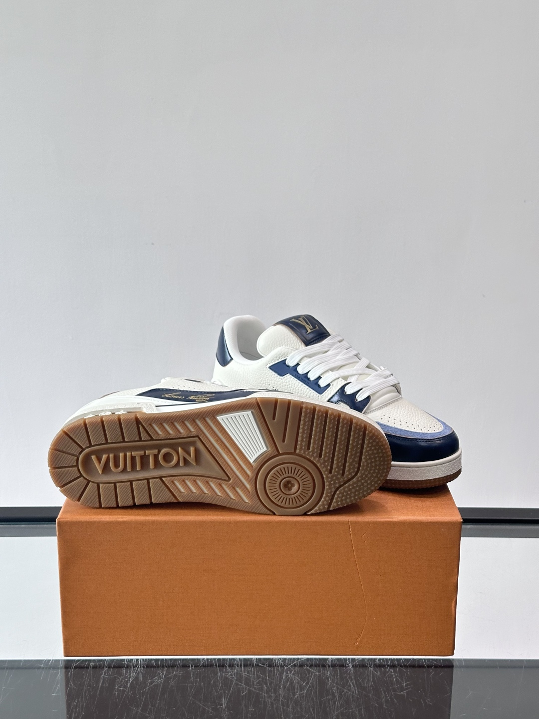 驴家 新配色 trainer运动鞋，本款 LV Trainer 运动鞋取材柔软粒面小牛皮，呈现纯净色调，