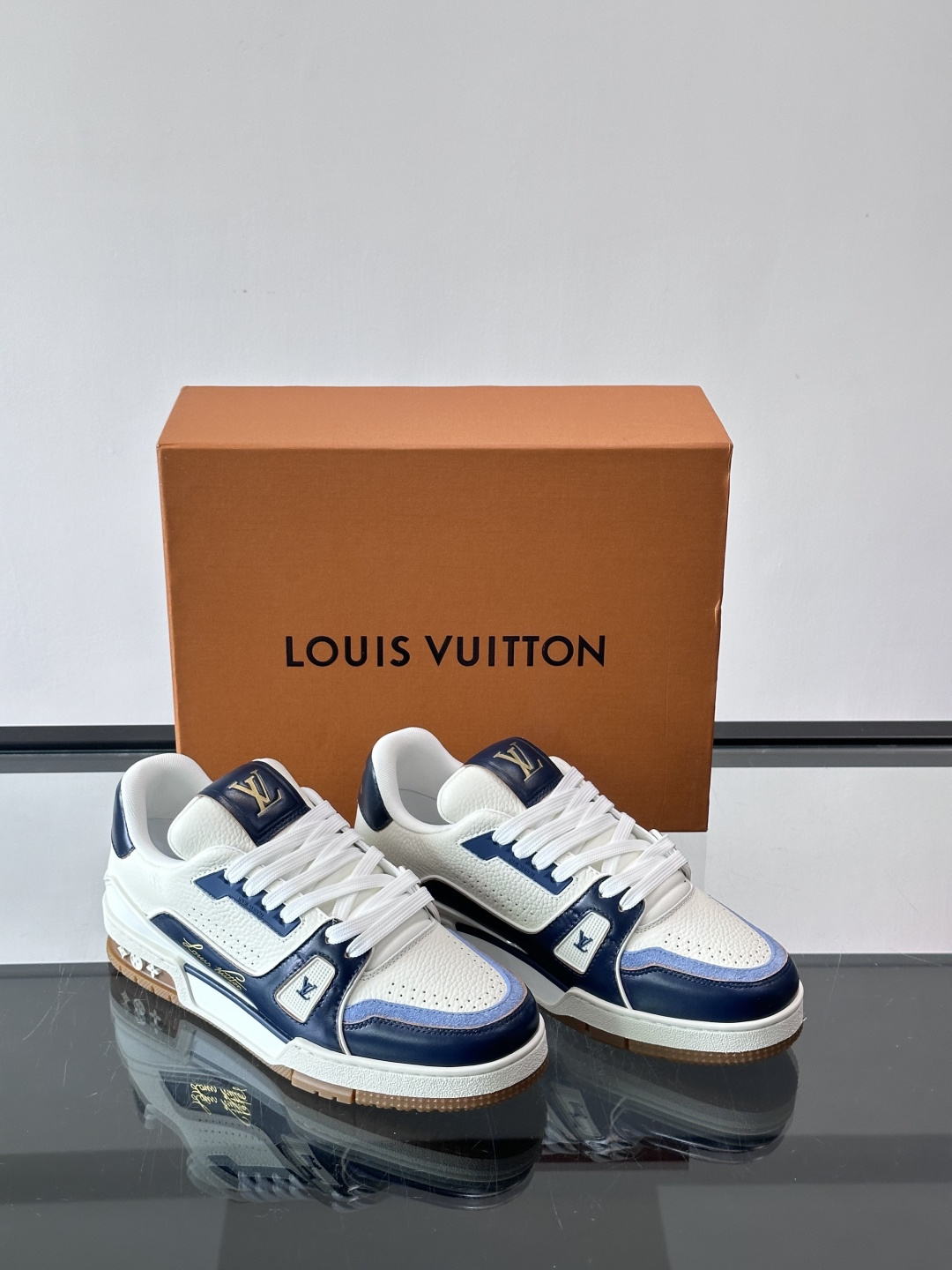 驴家 新配色 trainer运动鞋，本款 LV Trainer 运动鞋取材柔软粒面小牛皮，呈现纯净色调，