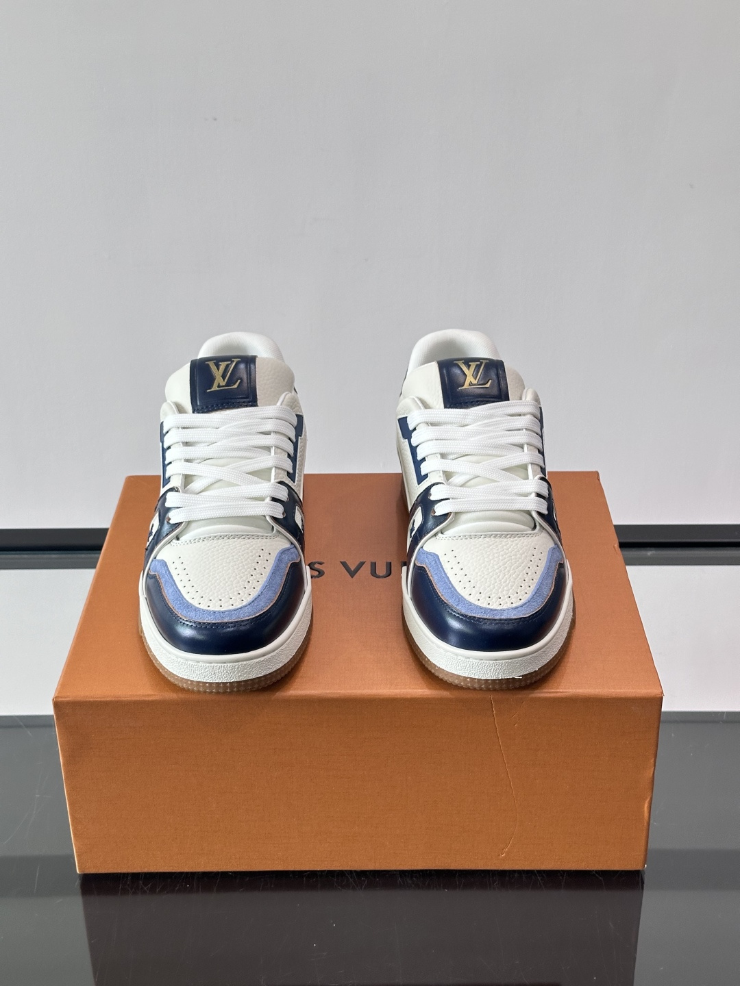 驴家 新配色 trainer运动鞋，本款 LV Trainer 运动鞋取材柔软粒面小牛皮，呈现纯净色调，