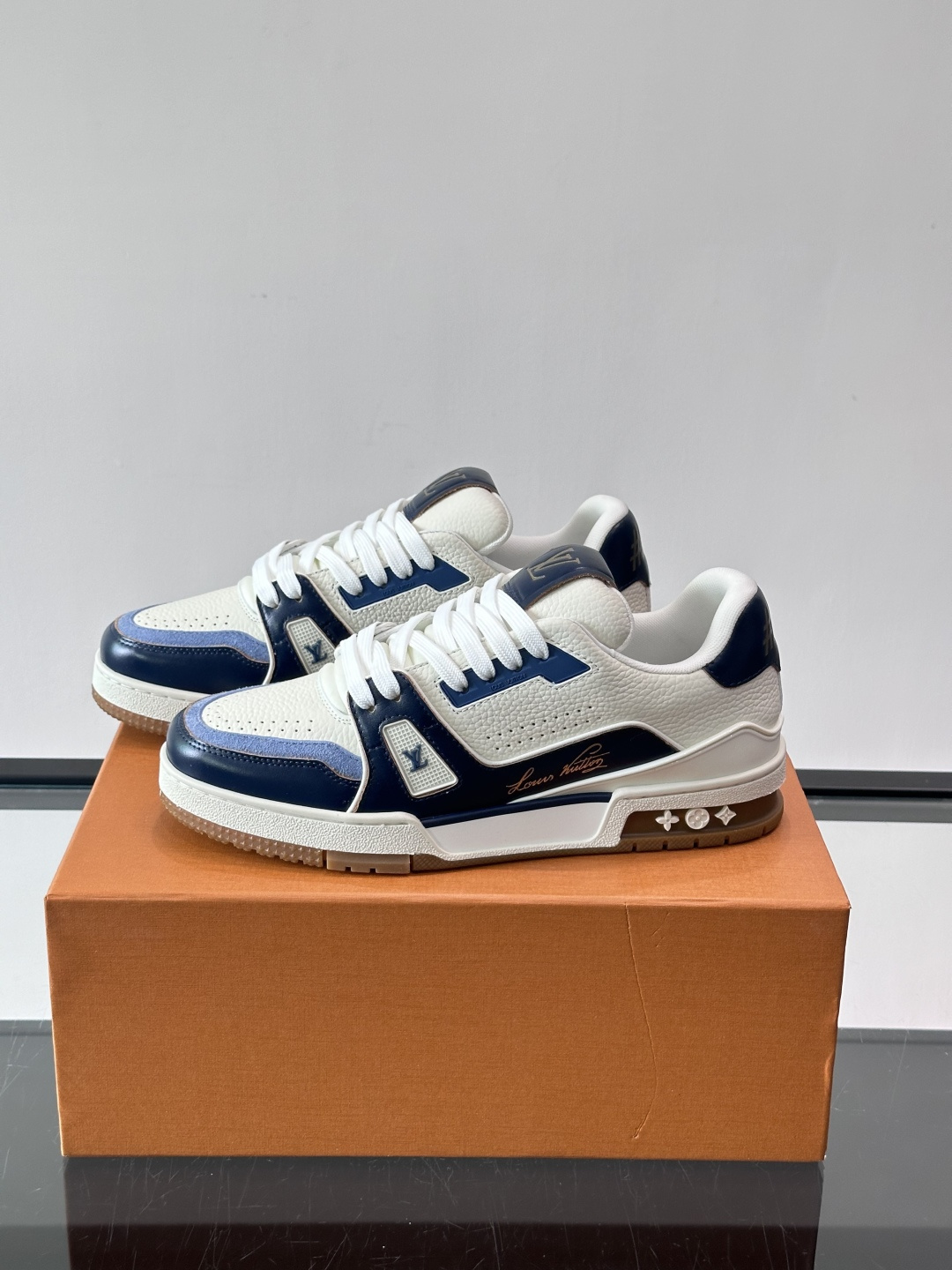 驴家 新配色 trainer运动鞋，本款 LV Trainer 运动鞋取材柔软粒面小牛皮，呈现纯净色调，