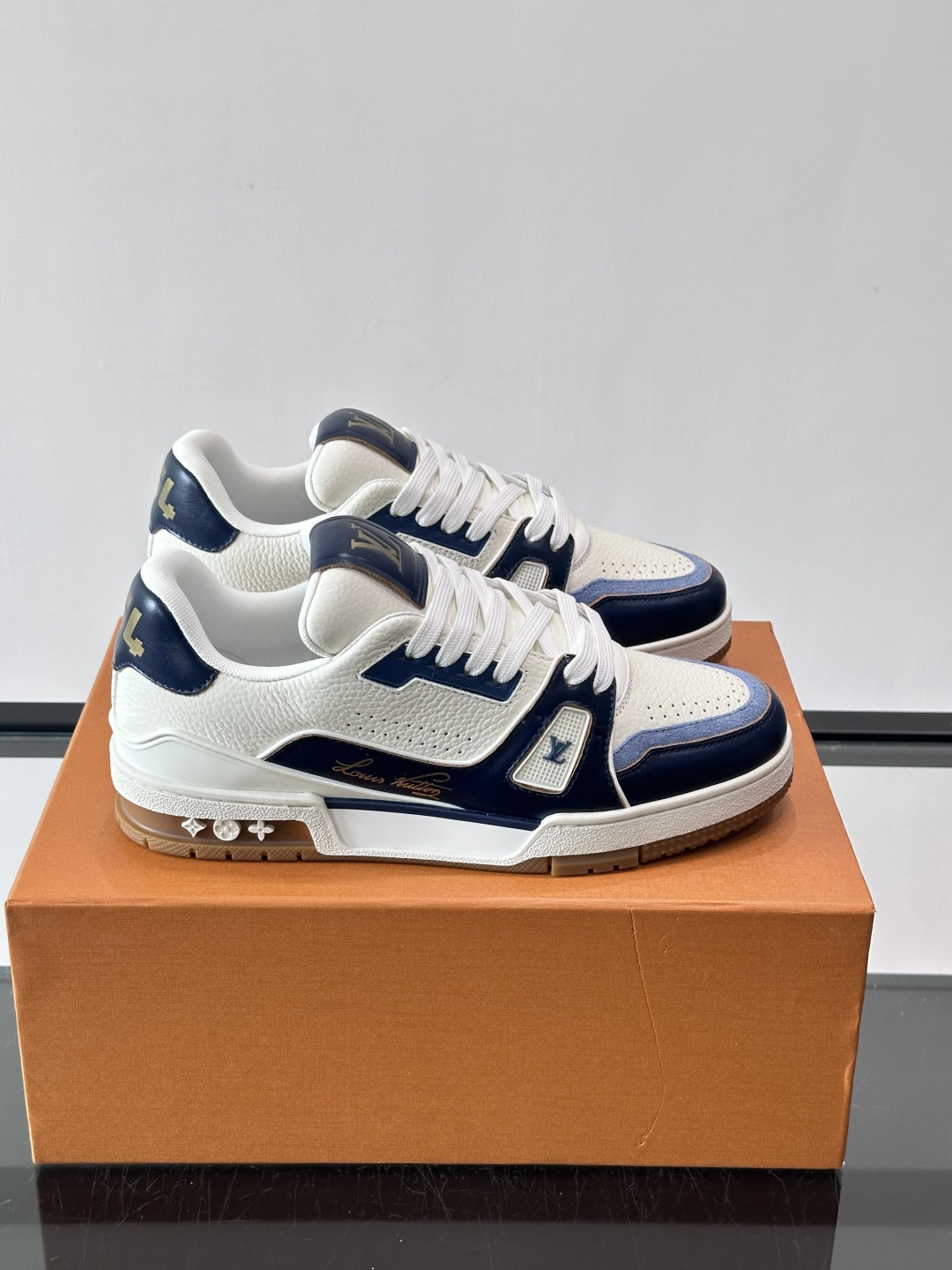 驴家 新配色 trainer运动鞋，本款 LV Trainer 运动鞋取材柔软粒面小牛皮，呈现纯净色调，