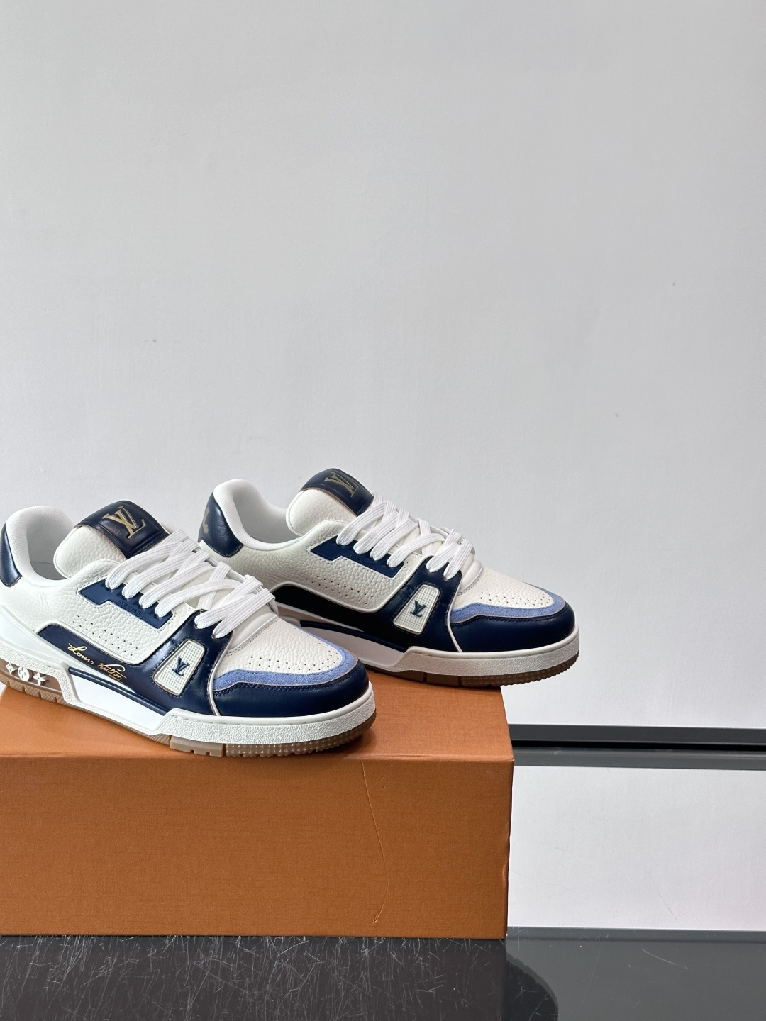 驴家 新配色 trainer运动鞋，本款 LV Trainer 运动鞋取材柔软粒面小牛皮，呈现纯净色调，