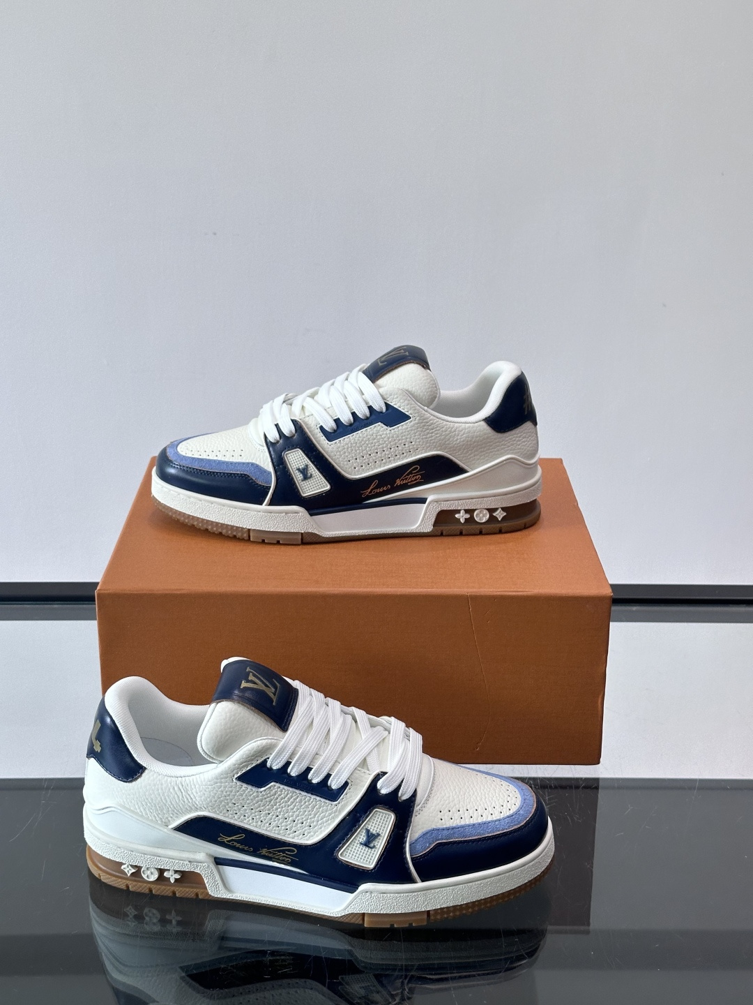 驴家 新配色 trainer运动鞋，本款 LV Trainer 运动鞋取材柔软粒面小牛皮，呈现纯净色调，