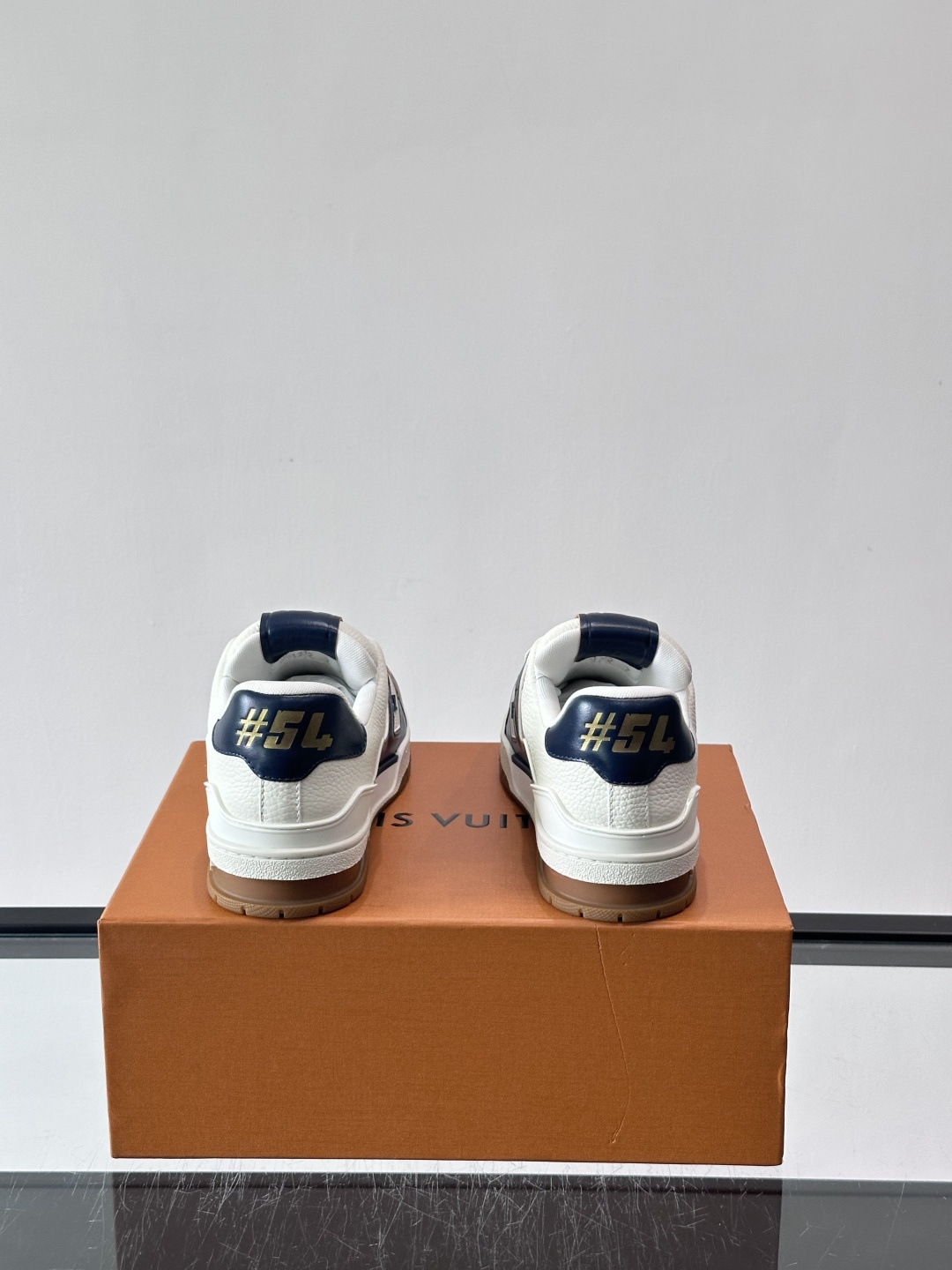 驴家 新配色 trainer运动鞋，本款 LV Trainer 运动鞋取材柔软粒面小牛皮，呈现纯净色调，