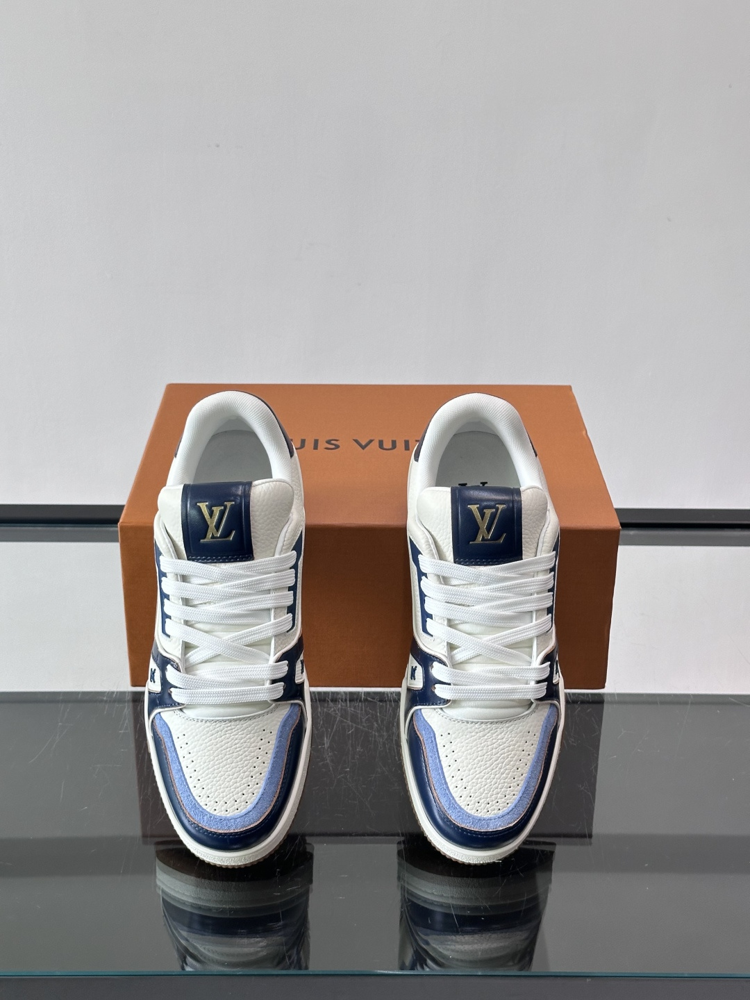 驴家 新配色 trainer运动鞋，本款 LV Trainer 运动鞋取材柔软粒面小牛皮，呈现纯净色调，