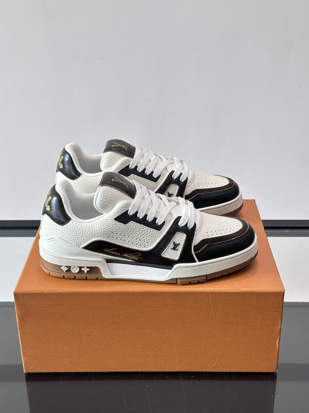 驴家 新配色 trainer运动鞋，本款 LV Trainer 运动鞋取材柔软粒面小牛皮，呈现纯净色调，