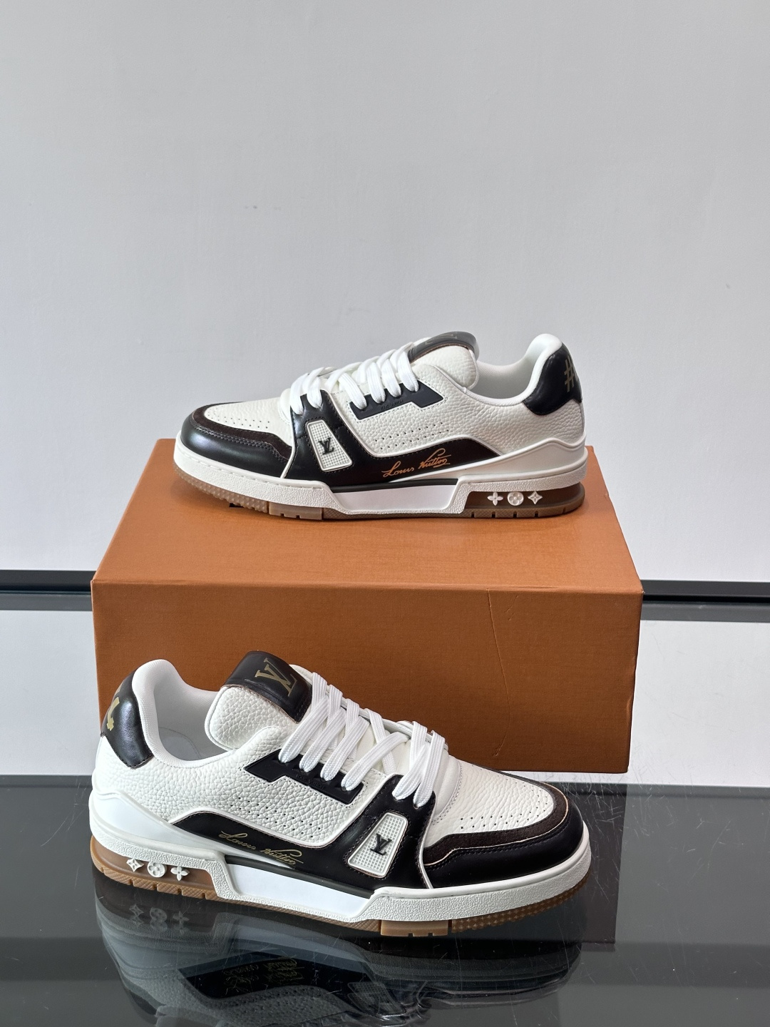 驴家 新配色 trainer运动鞋，本款 LV Trainer 运动鞋取材柔软粒面小牛皮，呈现纯净色调，