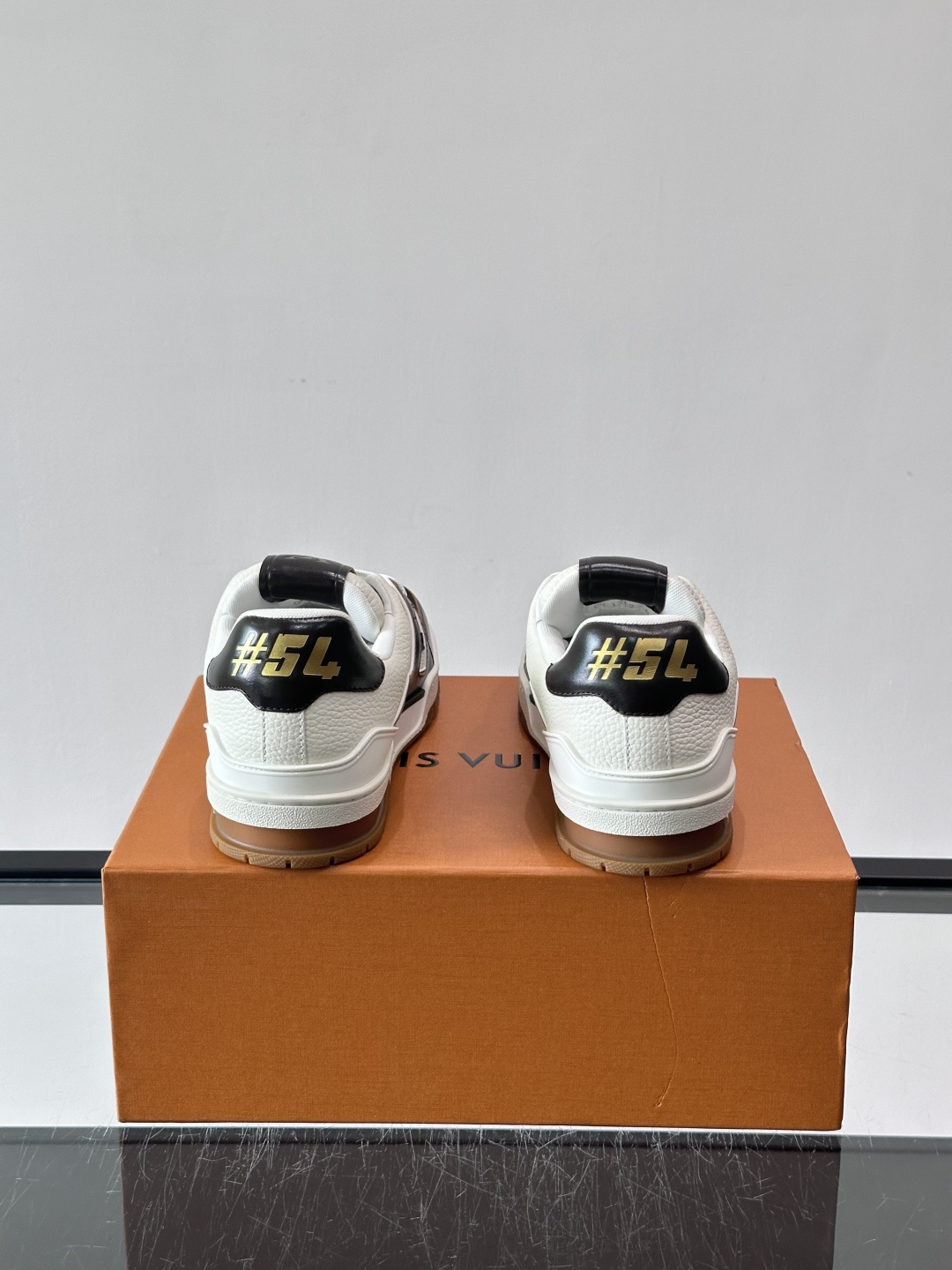 驴家 新配色 trainer运动鞋，本款 LV Trainer 运动鞋取材柔软粒面小牛皮，呈现纯净色调，