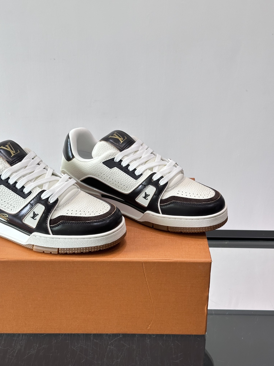 驴家 新配色 trainer运动鞋，本款 LV Trainer 运动鞋取材柔软粒面小牛皮，呈现纯净色调，