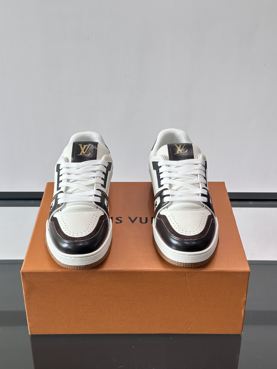 驴家 新配色 trainer运动鞋，本款 LV Trainer 运动鞋取材柔软粒面小牛皮，呈现纯净色调，