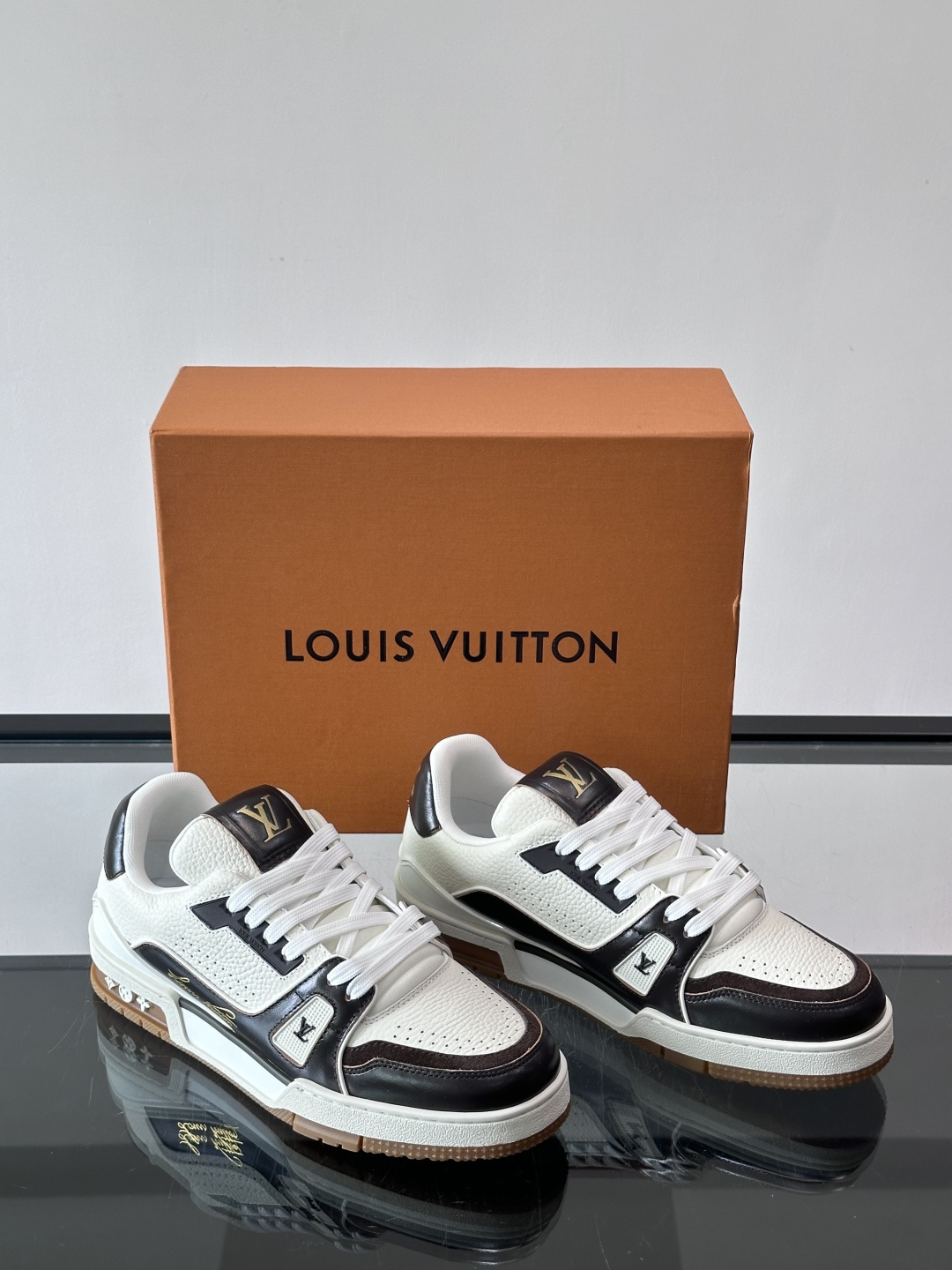 驴家 新配色 trainer运动鞋，本款 LV Trainer 运动鞋取材柔软粒面小牛皮，呈现纯净色调，