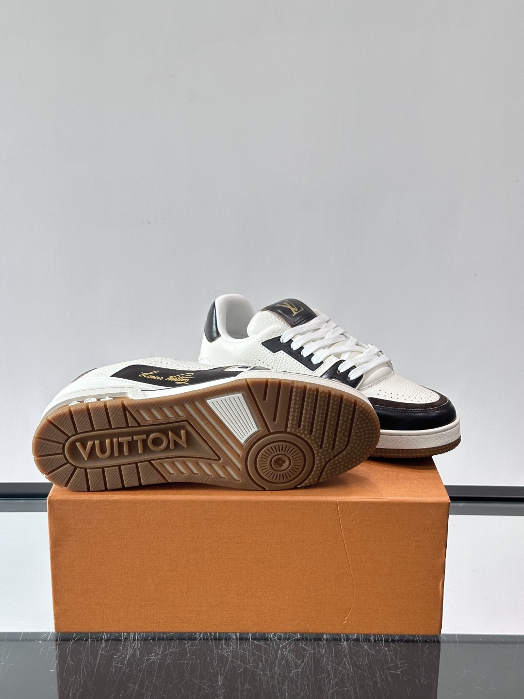 驴家 新配色 trainer运动鞋，本款 LV Trainer 运动鞋取材柔软粒面小牛皮，呈现纯净色调，