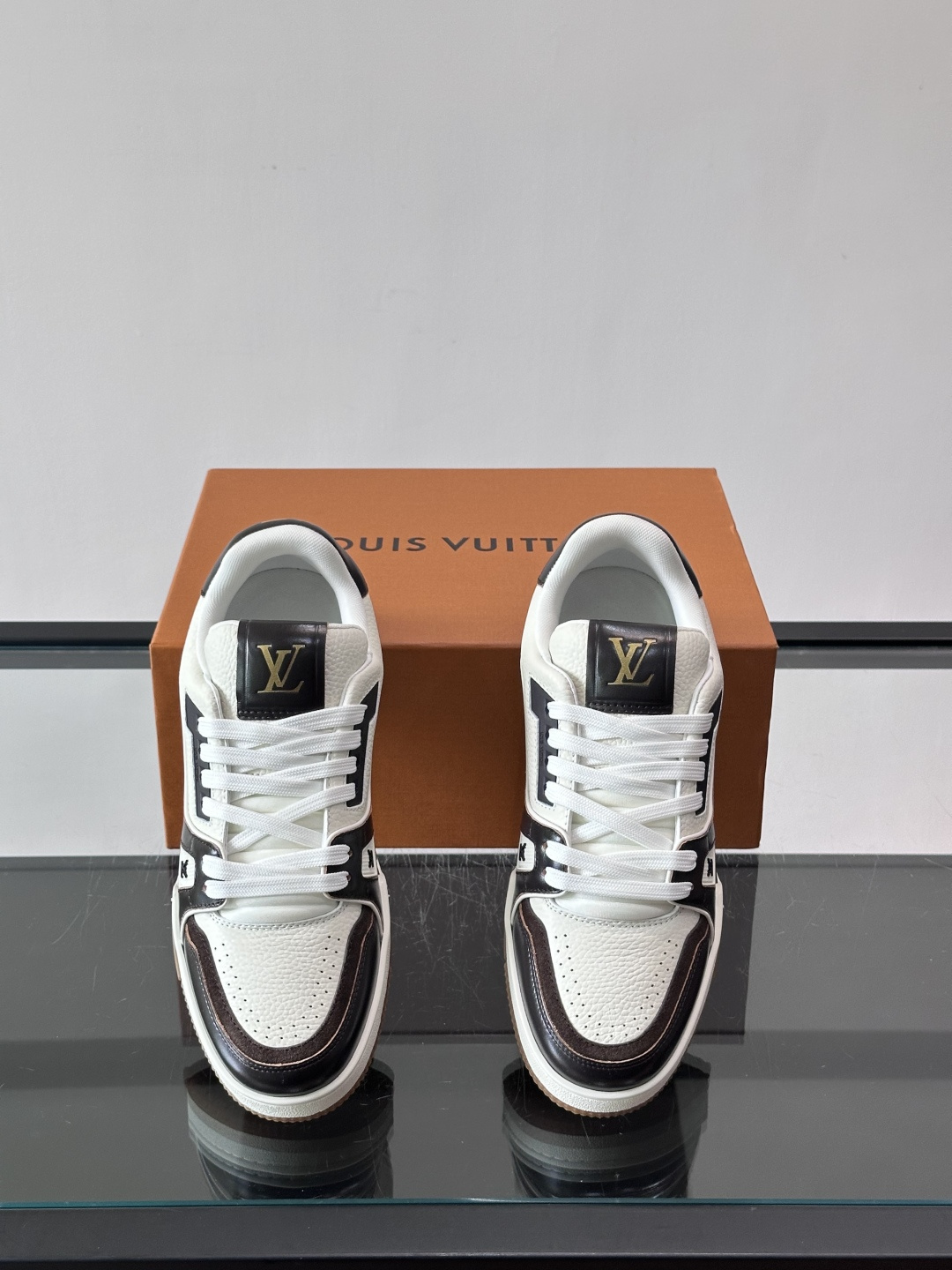 驴家 新配色 trainer运动鞋，本款 LV Trainer 运动鞋取材柔软粒面小牛皮，呈现纯净色调，