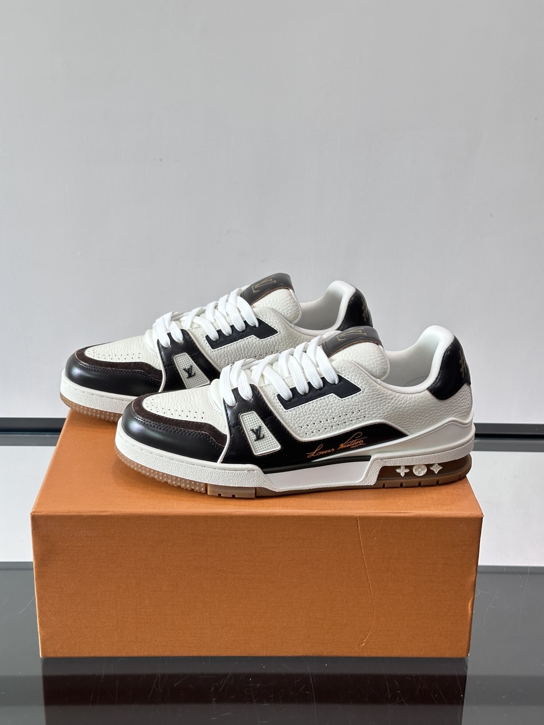 驴家 新配色 trainer运动鞋，本款 LV Trainer 运动鞋取材柔软粒面小牛皮，呈现纯净色调，
