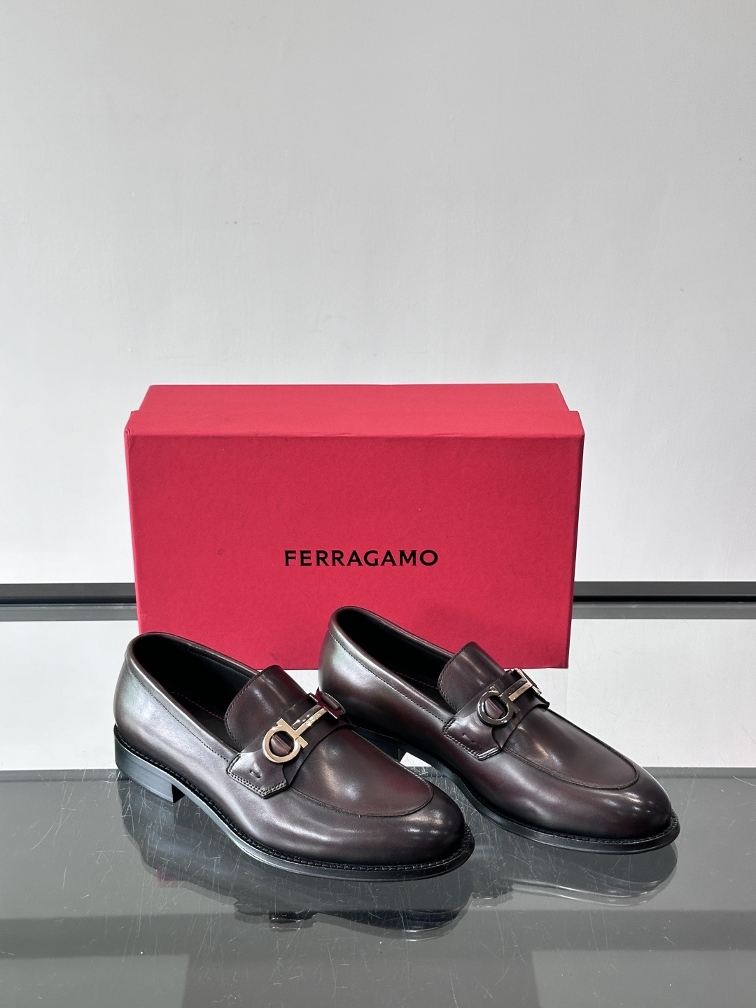 F菲拉格慕男士乐福鞋 👞采用真皮材质，质感超高级，英伦风设计简约大方，商务通勤或正式场合都能轻松驾驭👞。