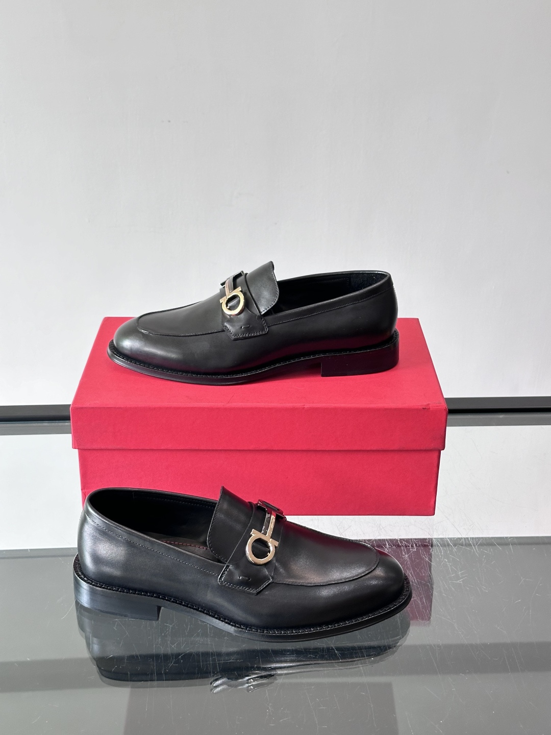 F菲拉格慕男士乐福鞋 👞采用真皮材质，质感超高级，英伦风设计简约大方，商务通勤或正式场合都能轻松驾驭👞。