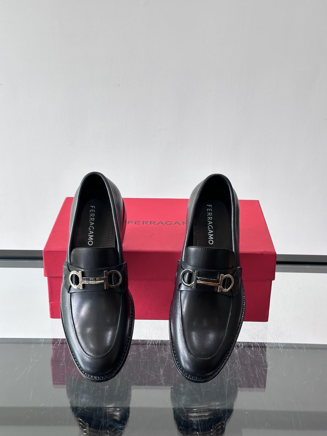 F菲拉格慕男士乐福鞋 👞采用真皮材质，质感超高级，英伦风设计简约大方，商务通勤或正式场合都能轻松驾驭👞。