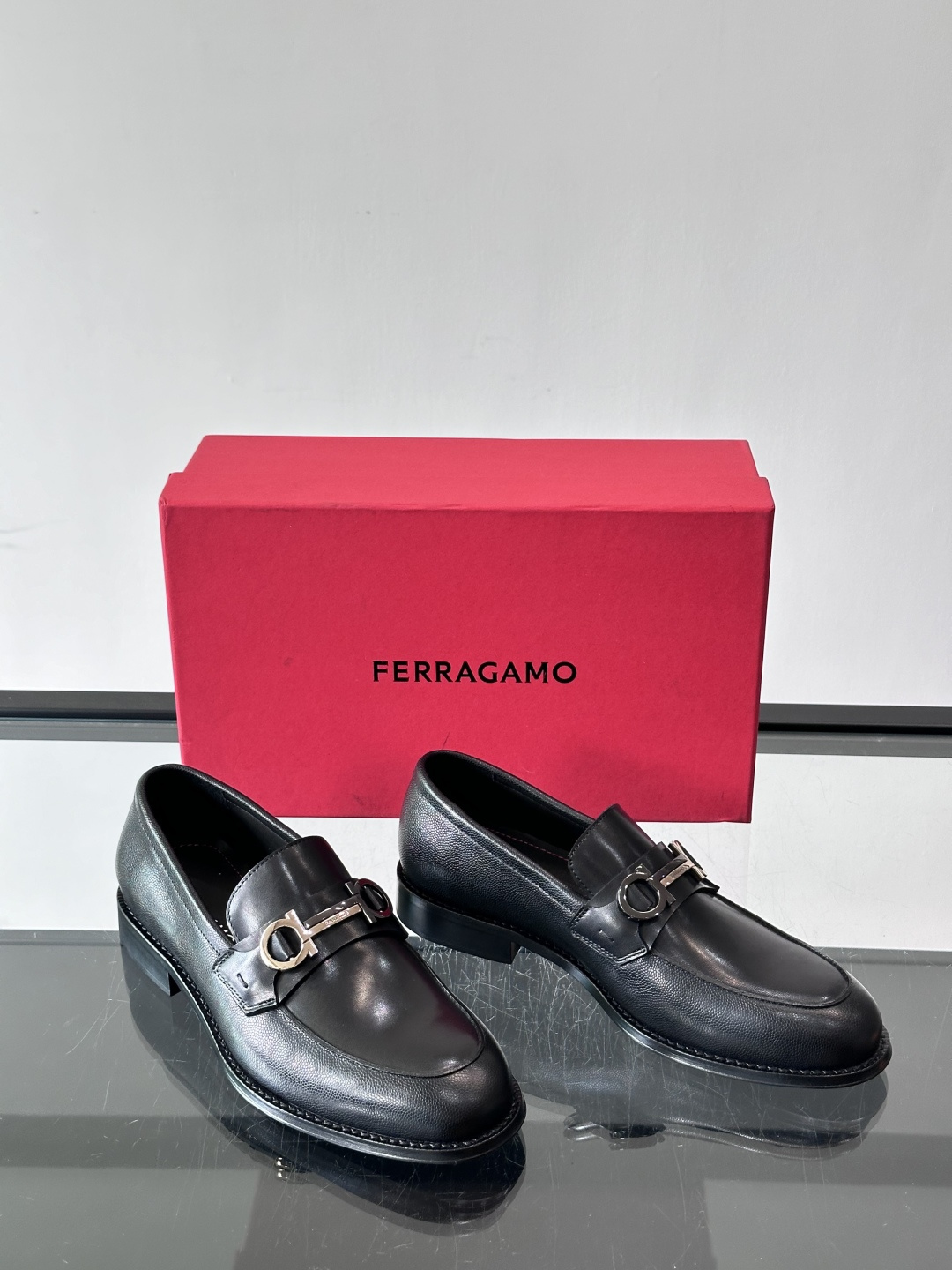 F菲拉格慕男士乐福鞋 👞采用真皮材质，质感超高级，英伦风设计简约大方，商务通勤或正式场合都能轻松驾驭👞。