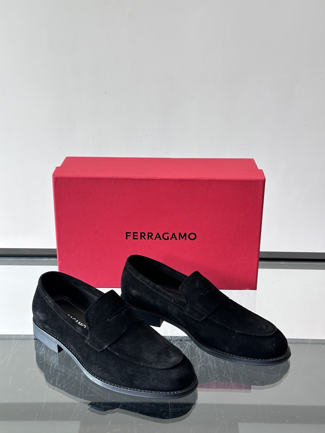 F菲拉格慕男士乐福鞋 👞采用真皮材质，质感超高级，英伦风设计简约大方，商务通勤或正式场合都能轻松驾驭👞。