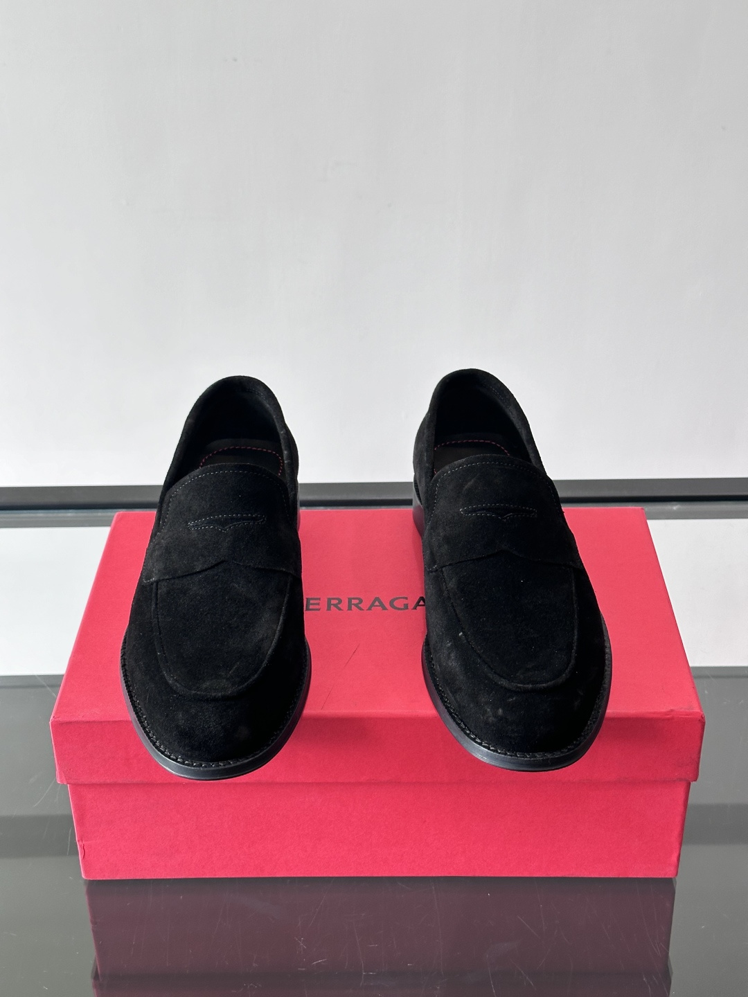 F菲拉格慕男士乐福鞋 👞采用真皮材质，质感超高级，英伦风设计简约大方，商务通勤或正式场合都能轻松驾驭👞。
