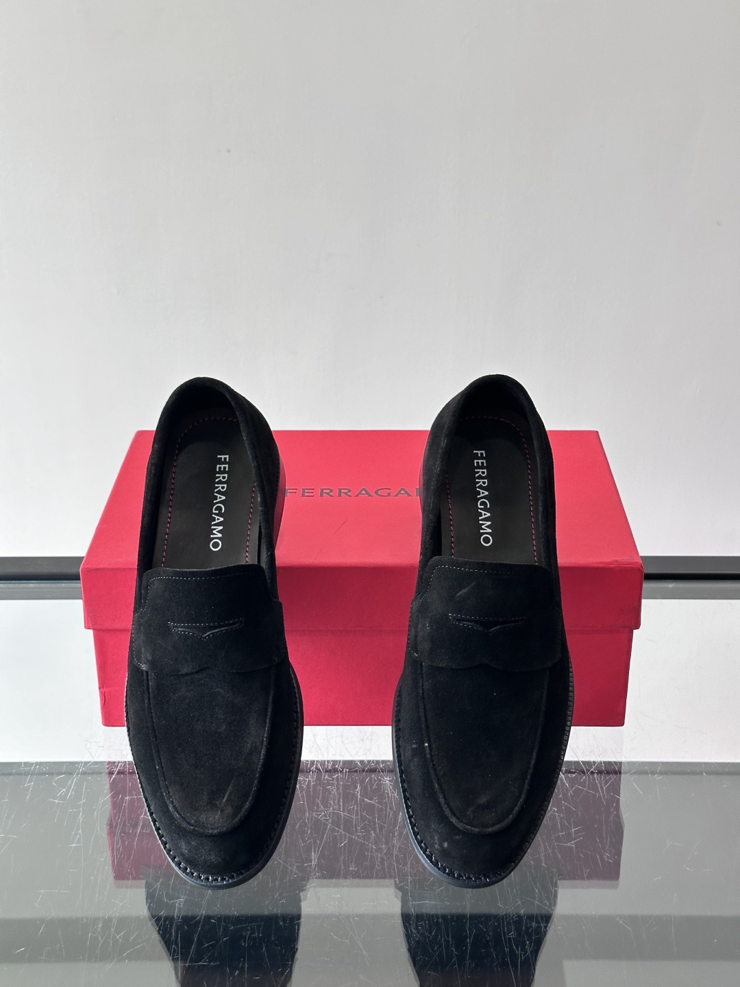 F菲拉格慕男士乐福鞋 👞采用真皮材质，质感超高级，英伦风设计简约大方，商务通勤或正式场合都能轻松驾驭👞。