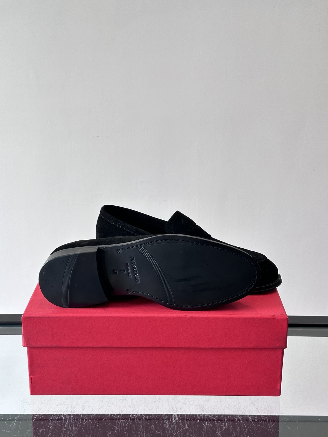 F菲拉格慕男士乐福鞋 👞采用真皮材质，质感超高级，英伦风设计简约大方，商务通勤或正式场合都能轻松驾驭👞。