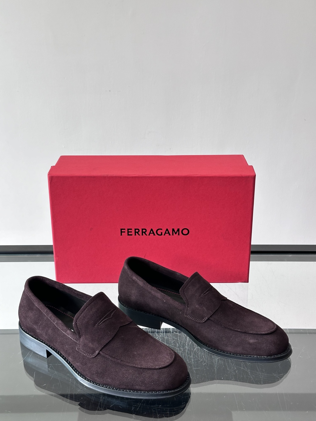 F菲拉格慕男士乐福鞋 👞采用真皮材质，质感超高级，英伦风设计简约大方，商务通勤或正式场合都能轻松驾驭👞。