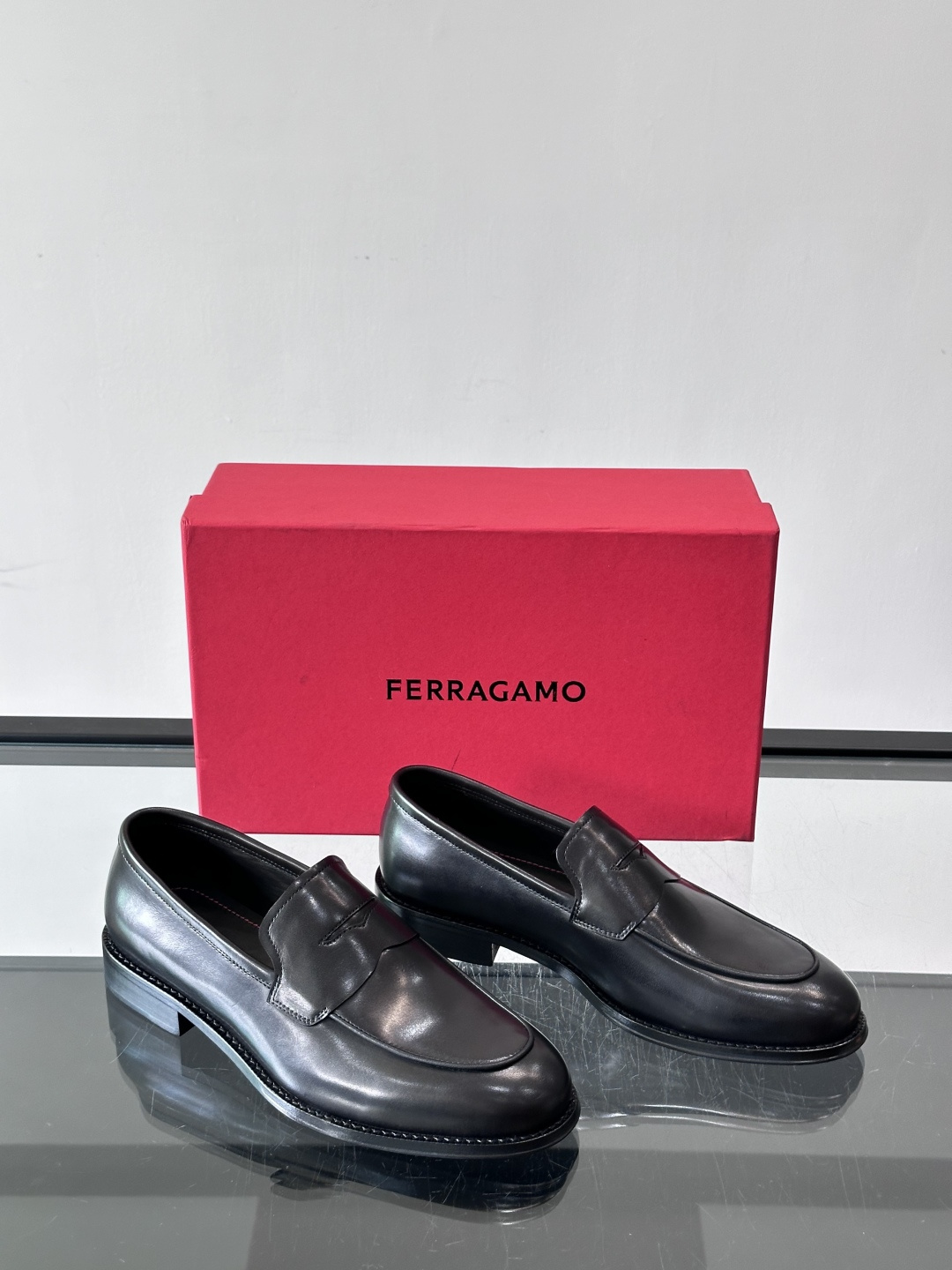 F菲拉格慕男士乐福鞋 👞采用真皮材质，质感超高级，英伦风设计简约大方，商务通勤或正式场合都能轻松驾驭👞。