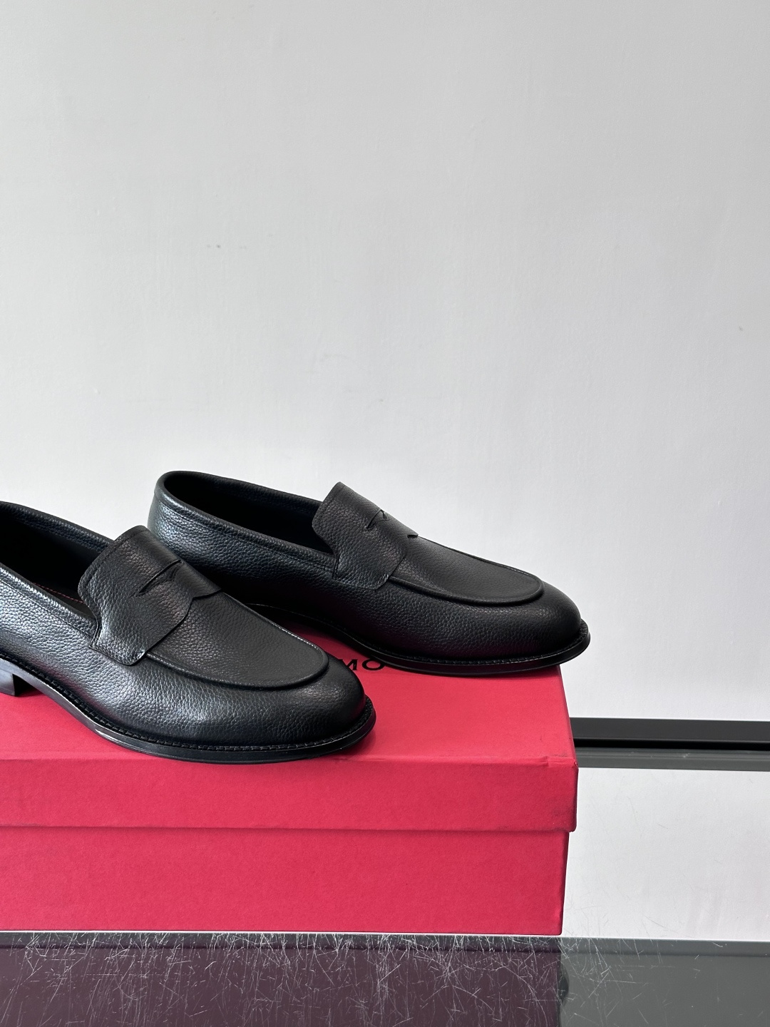 F菲拉格慕男士乐福鞋 👞采用真皮材质，质感超高级，英伦风设计简约大方，商务通勤或正式场合都能轻松驾驭👞。