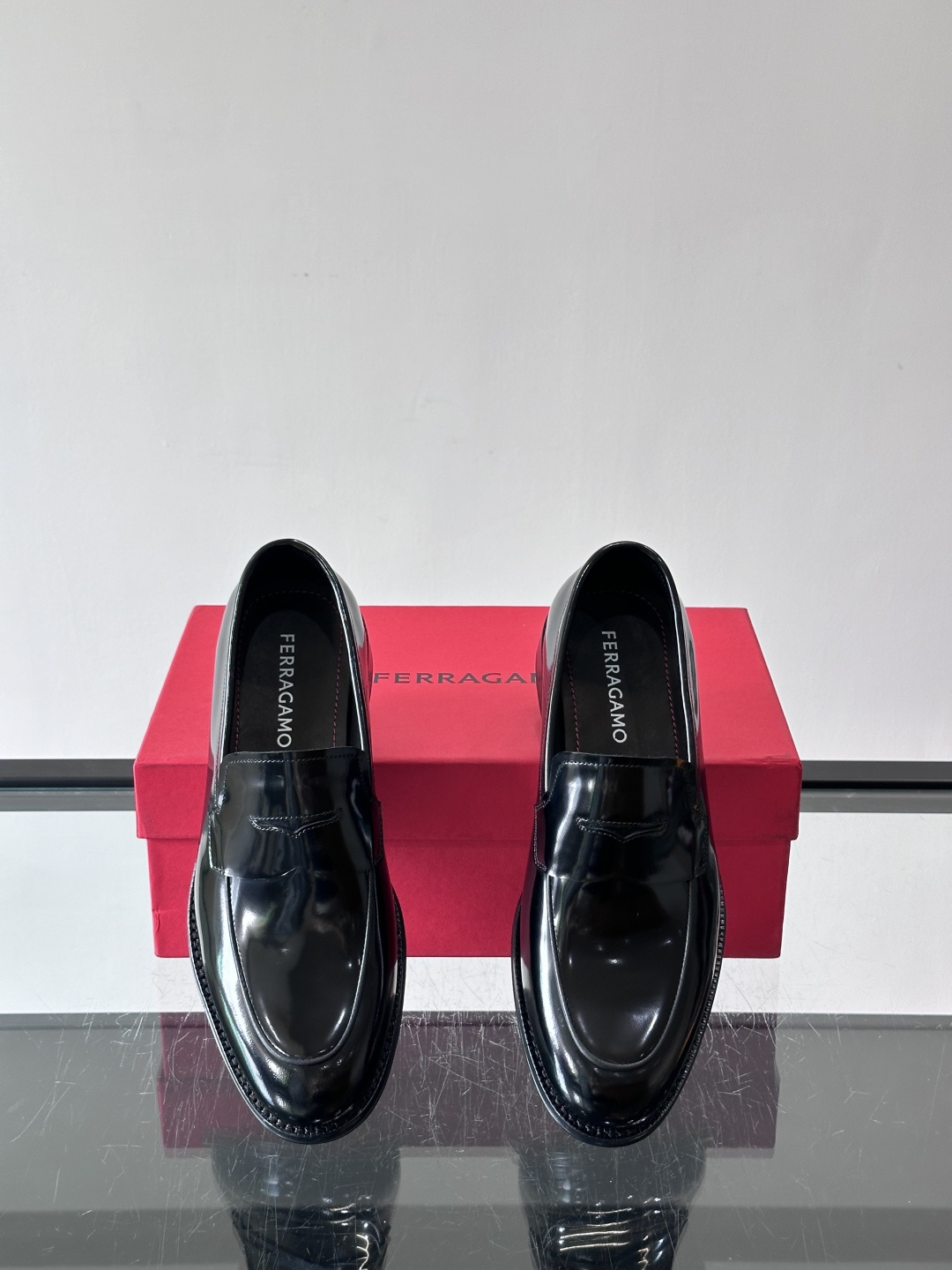 F菲拉格慕男士乐福鞋 👞采用真皮材质，质感超高级，英伦风设计简约大方，商务通勤或正式场合都能轻松驾驭👞。