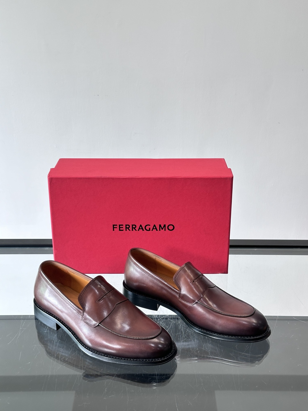 F菲拉格慕男士乐福鞋 👞采用真皮材质，质感超高级，英伦风设计简约大方，商务通勤或正式场合都能轻松驾驭👞。