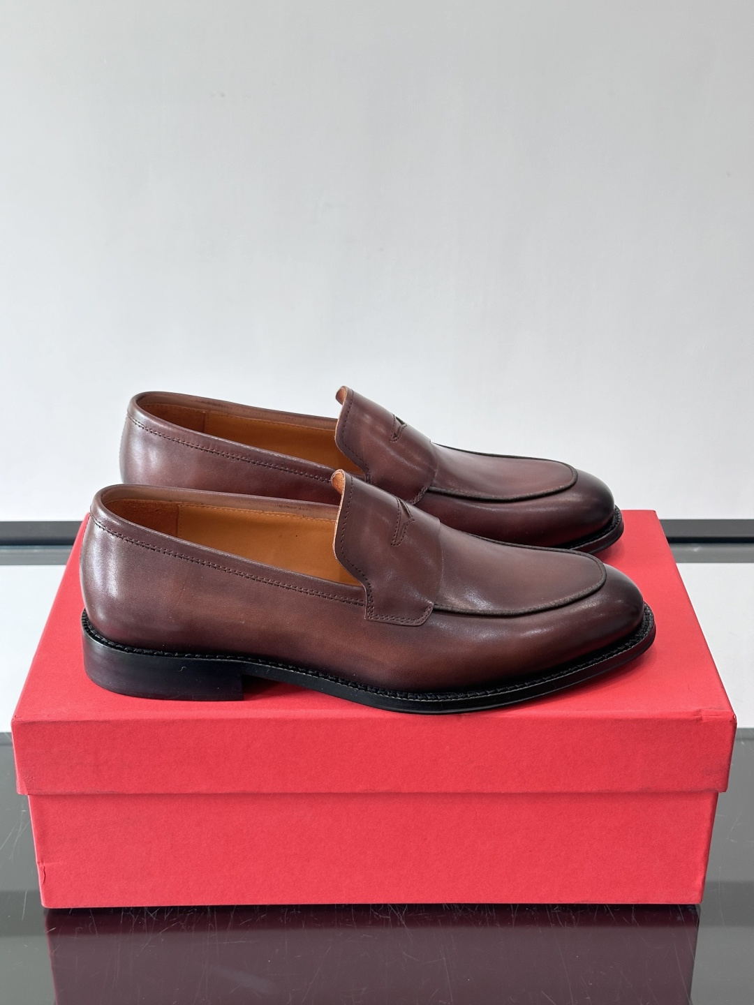 NO:829513,F Ferragamo men's loafers are made of genuine leather, with super high-end texture and simple and elegant British style design. They can be easily used in business commuting or formal occasions. The one-step design is super convenient, the thick sole is comfortable and increases the height, and it is not tiring to wear for a long time. It goes well with trousers or formal wear, and can be easily held in business meetings. It is practical and enhances the sense of style., size39-44 (customized at 38.45.46), ferragamo, loafers19860909F菲拉格慕男士乐福鞋 采用真皮材质,质感超高级,英伦风设计简约大方,商务通勤或正式场合都能轻松驾驭.一脚蹬设计超方便,厚底舒适又增高,长时间穿也不累.搭配西裤或正装都很出彩,商务会议都能轻松hold住,实用又提升造型感. ,size39-44（38.45.46定制）,,ferragamo,loafers,Men's shoes