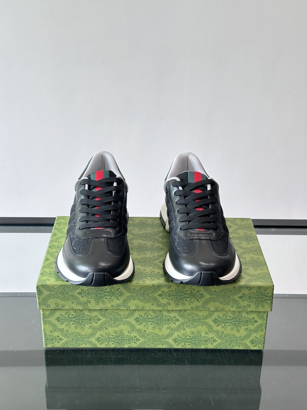 Gucci Screener系列运动鞋，牛皮革+GG压纹，品牌感满满！鞋侧红绿织带点缀，意大利风情十足🇮