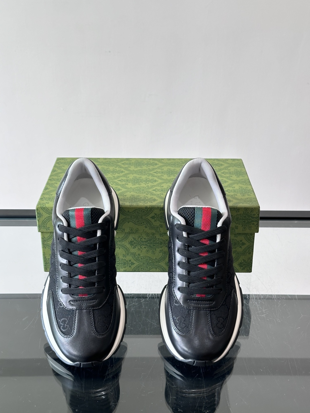 Gucci Screener系列运动鞋，牛皮革+GG压纹，品牌感满满！鞋侧红绿织带点缀，意大利风情十足🇮