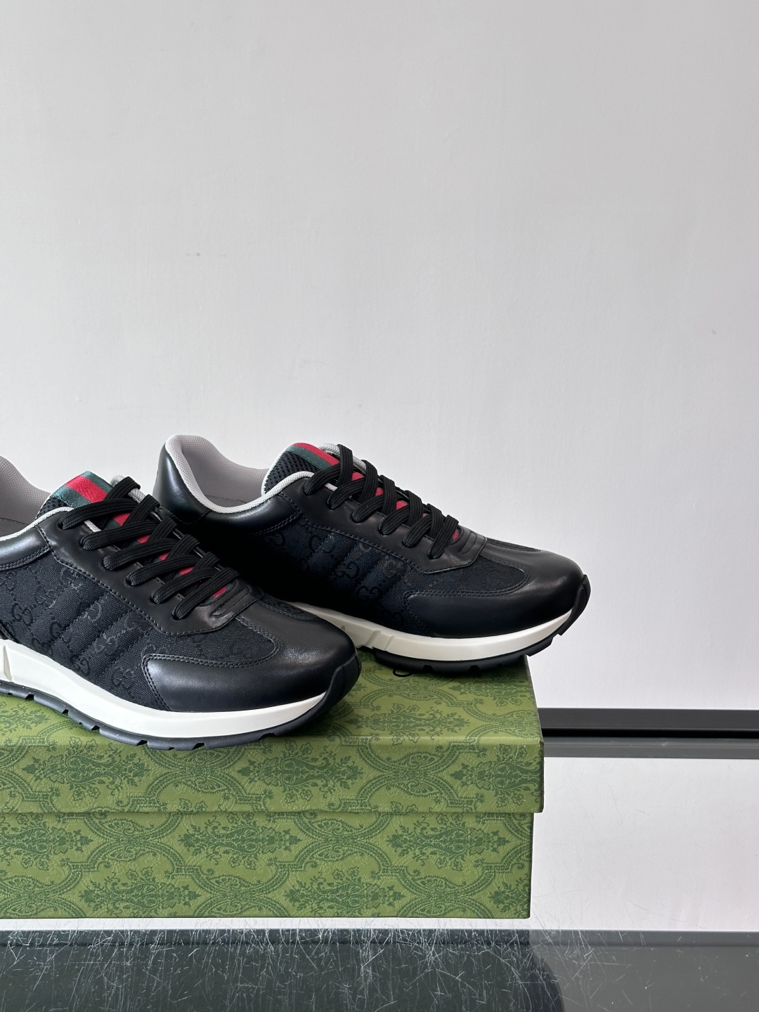 Gucci Screener系列运动鞋，牛皮革+GG压纹，品牌感满满！鞋侧红绿织带点缀，意大利风情十足🇮